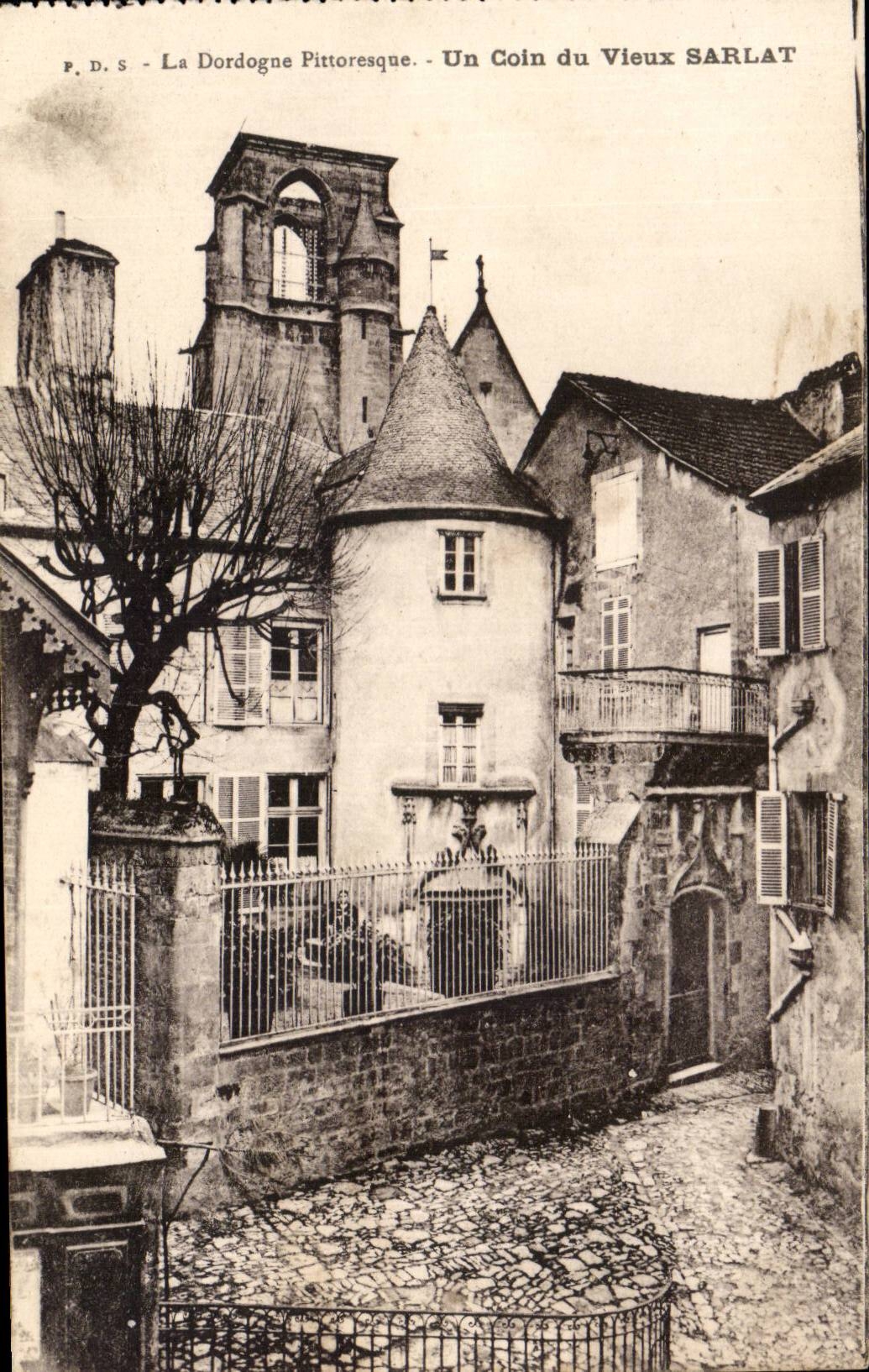 CPA a corner of the Sarlat old man