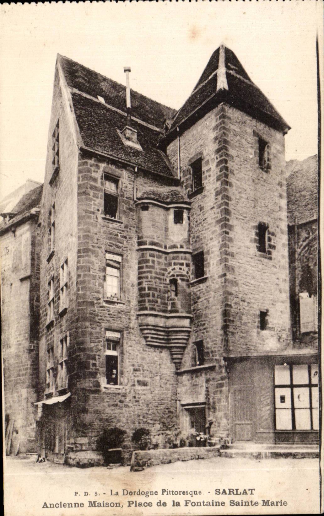 CPA Sarlat Ancienne house places fountain Sainte Marie