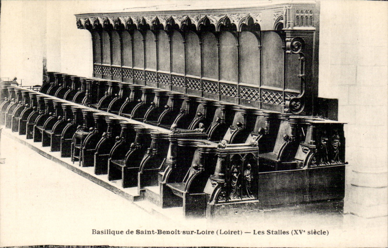 CPA Basilica of Saint Benoit on the Loire stalls