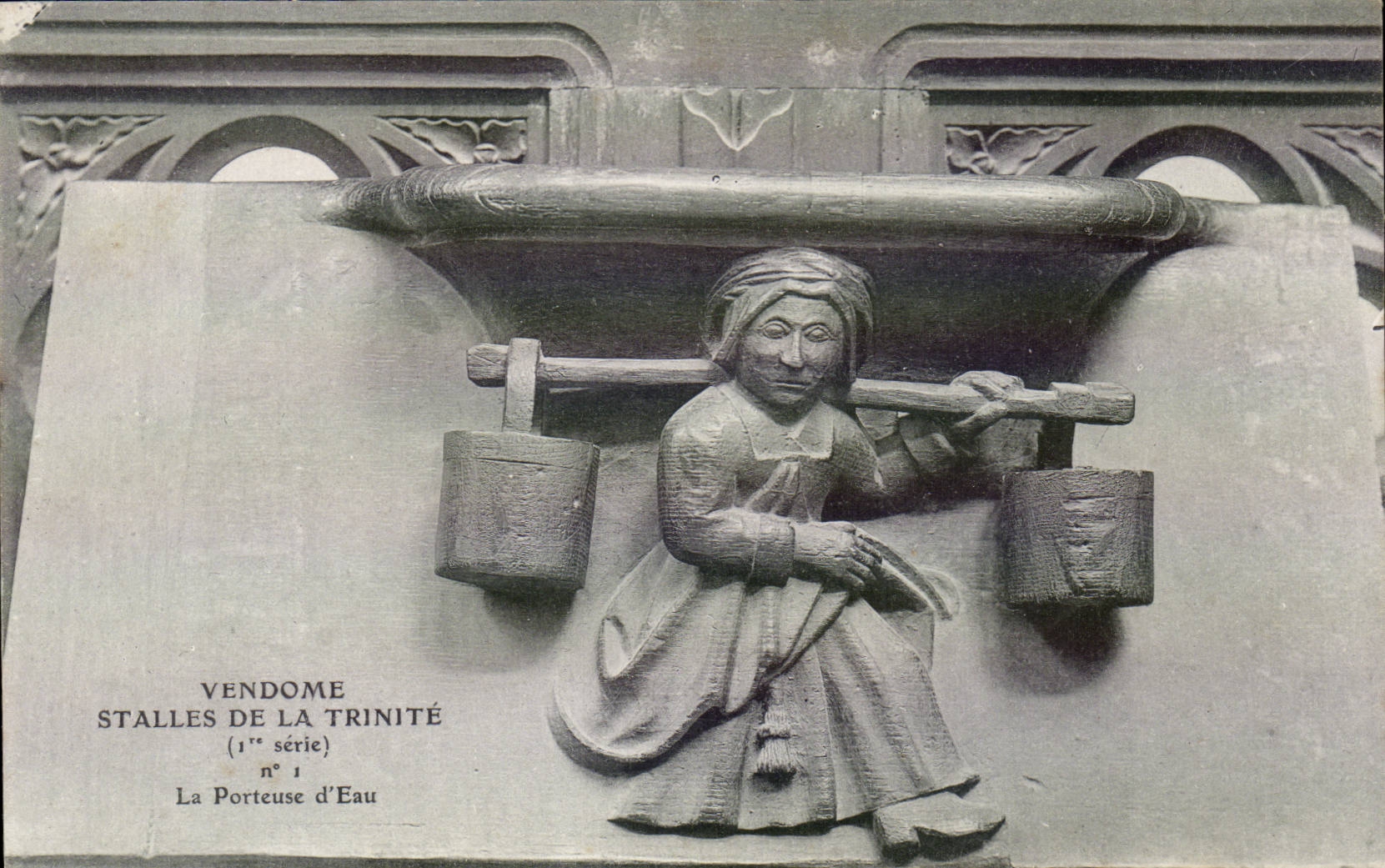 CPA Vendome Stalles de la Trinite La porteuse d'eau