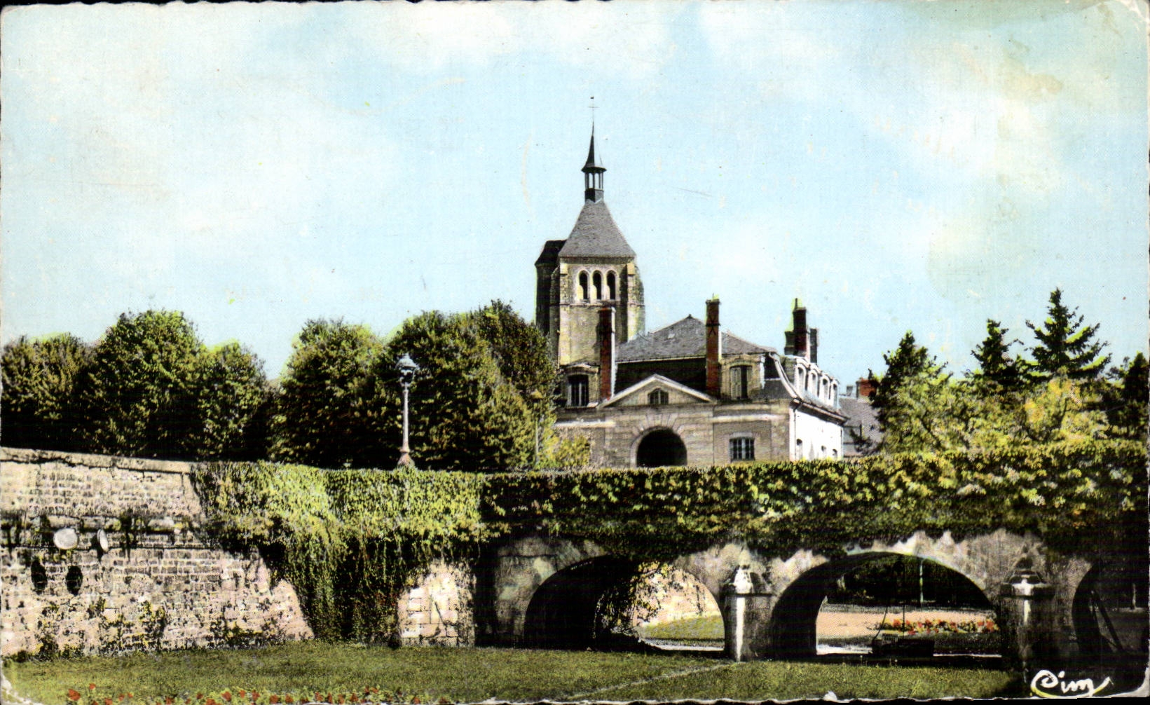 CPSM Chateauneuf on the Loire the church and a corner of the park