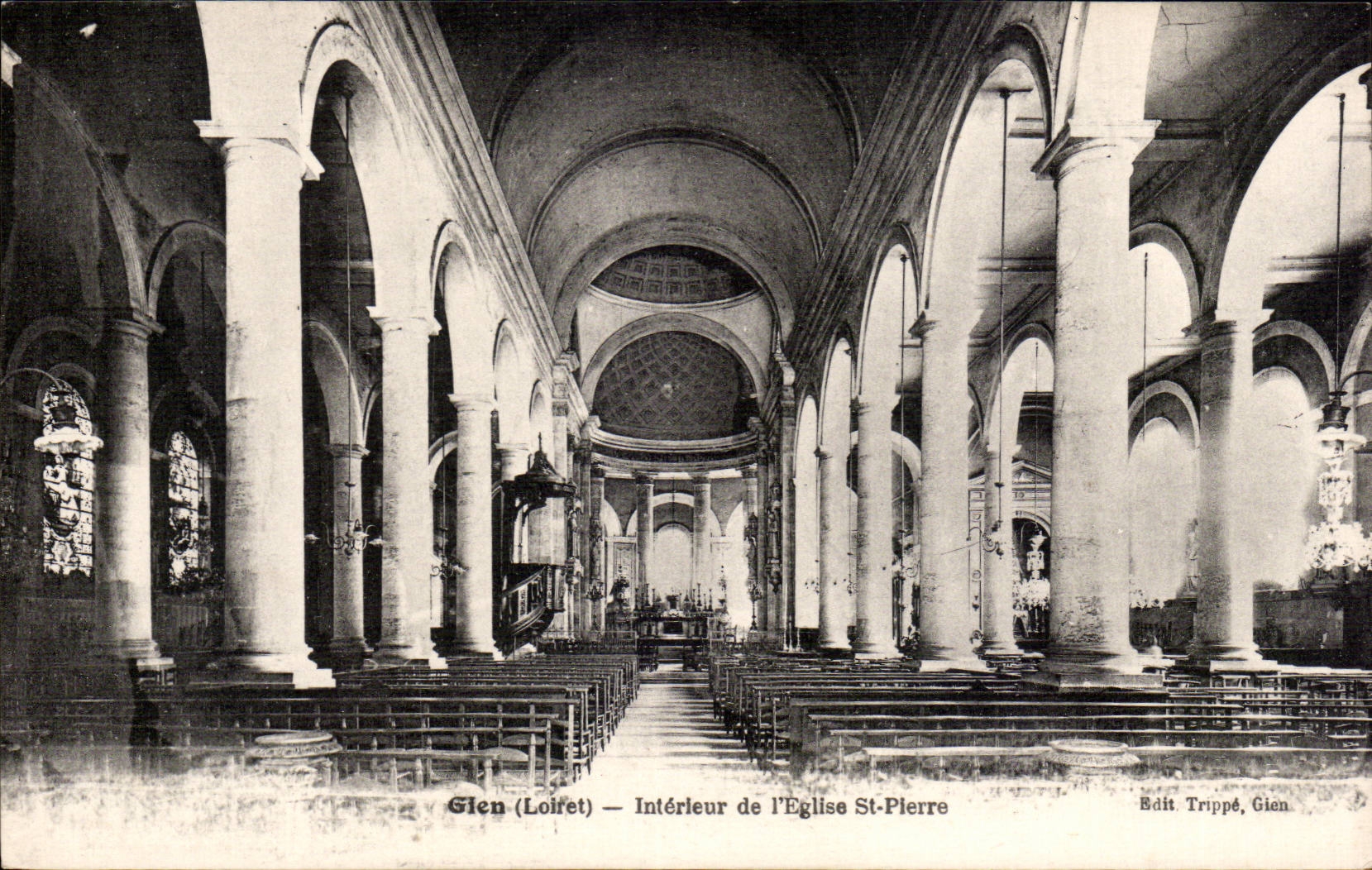 CPA Interior Gien of the church St Pierre