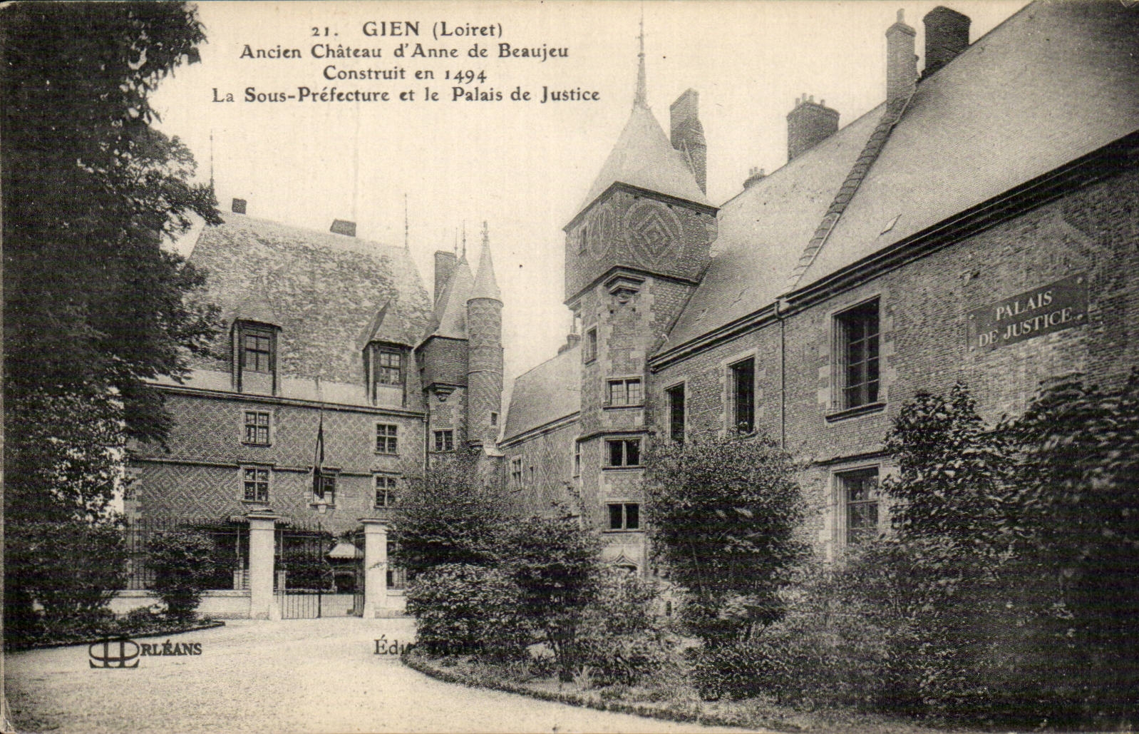 CPA Gien Old castle of Anne de Beaujeu under prefecture and law courts