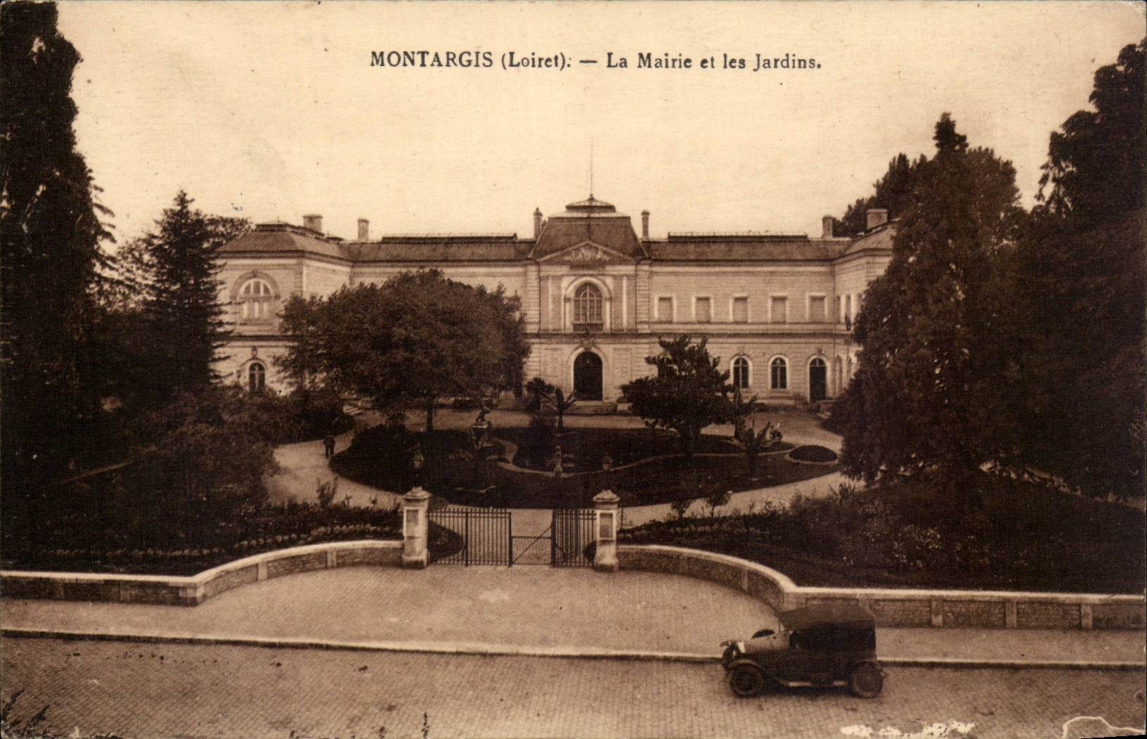 CPA Montargis das Rathaus und die Garten