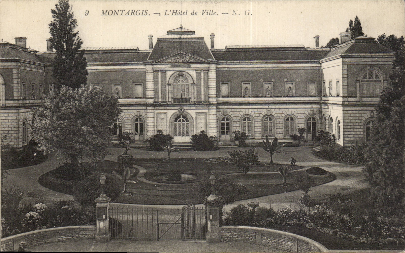 CPA Montargis the town hall