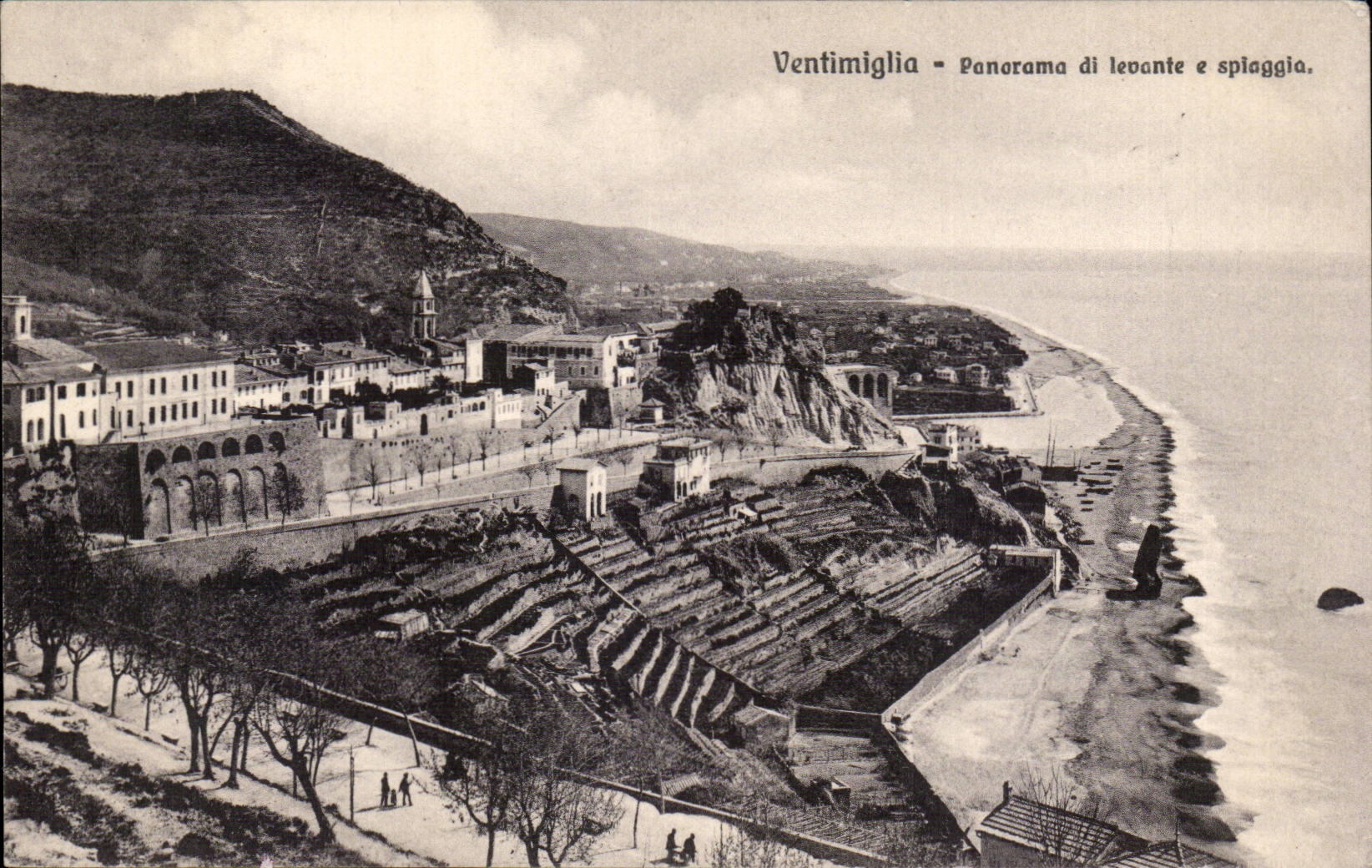 CPA Italien Italien VEntimiglia Panorama di Levante E spiaggia