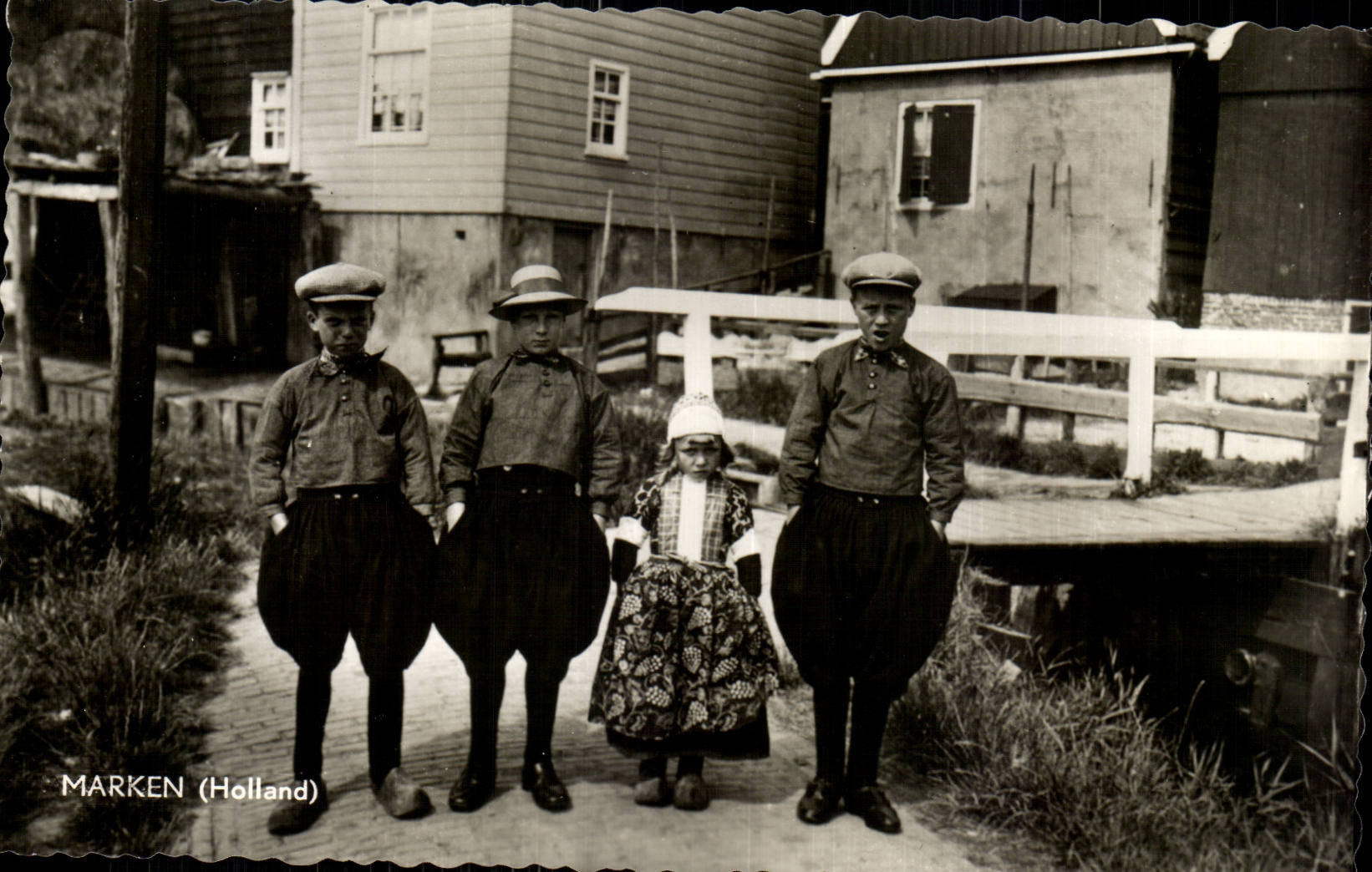 CPA los ninos holandeses del traje del folklore de Marken Holanda