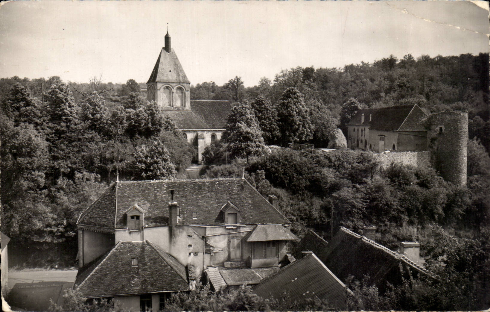 Alrededores de CPA de la plata de niquel en la arena hueco de Geroge del hotel de Gargilesse