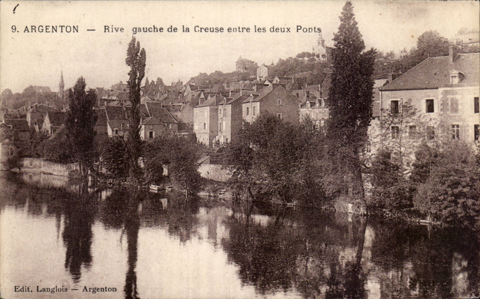 El banco izquierdo de CPA Argenton del hueco entra en los dos puentes
