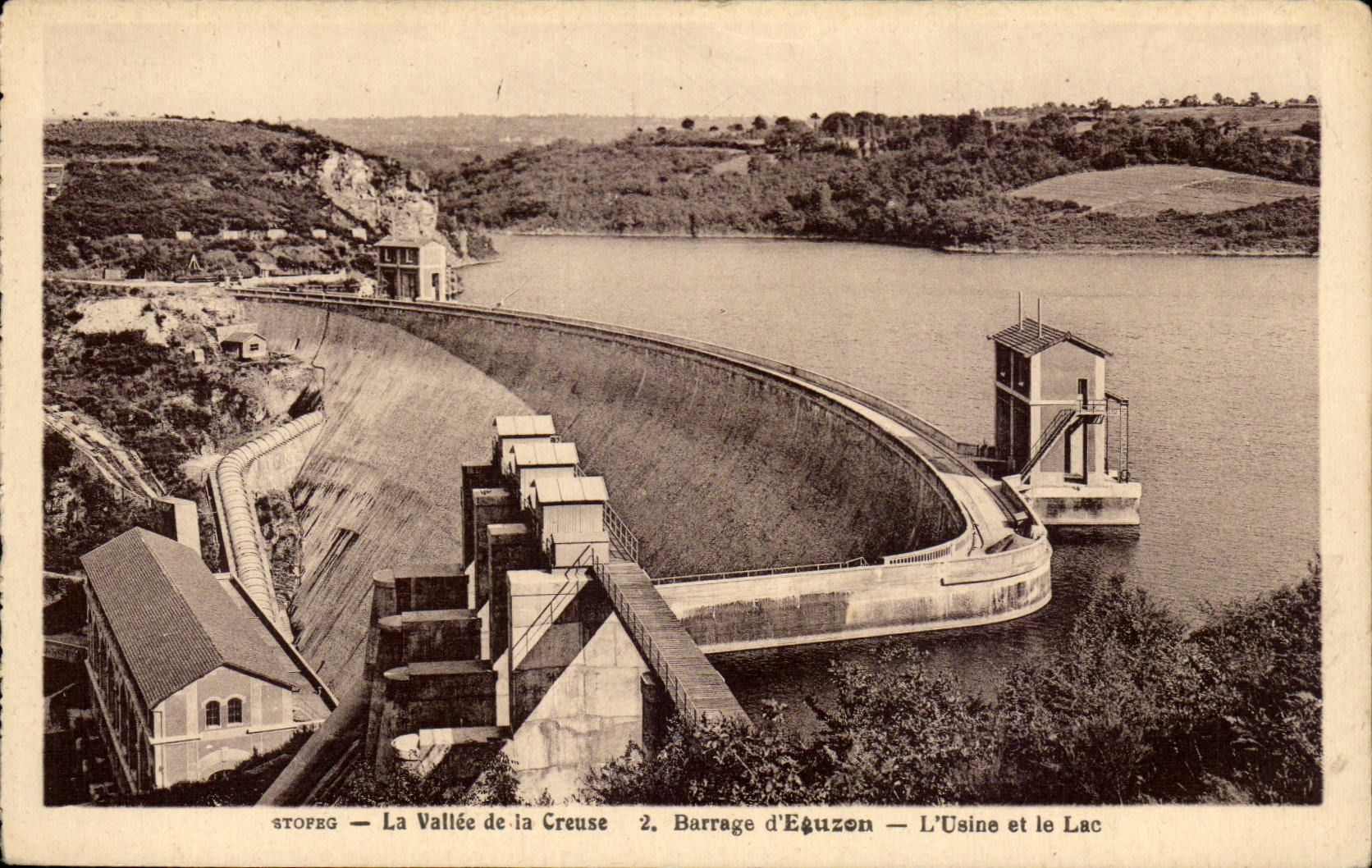 Valle de CPA del hueco la presa Eguzon la fabrica y el lago