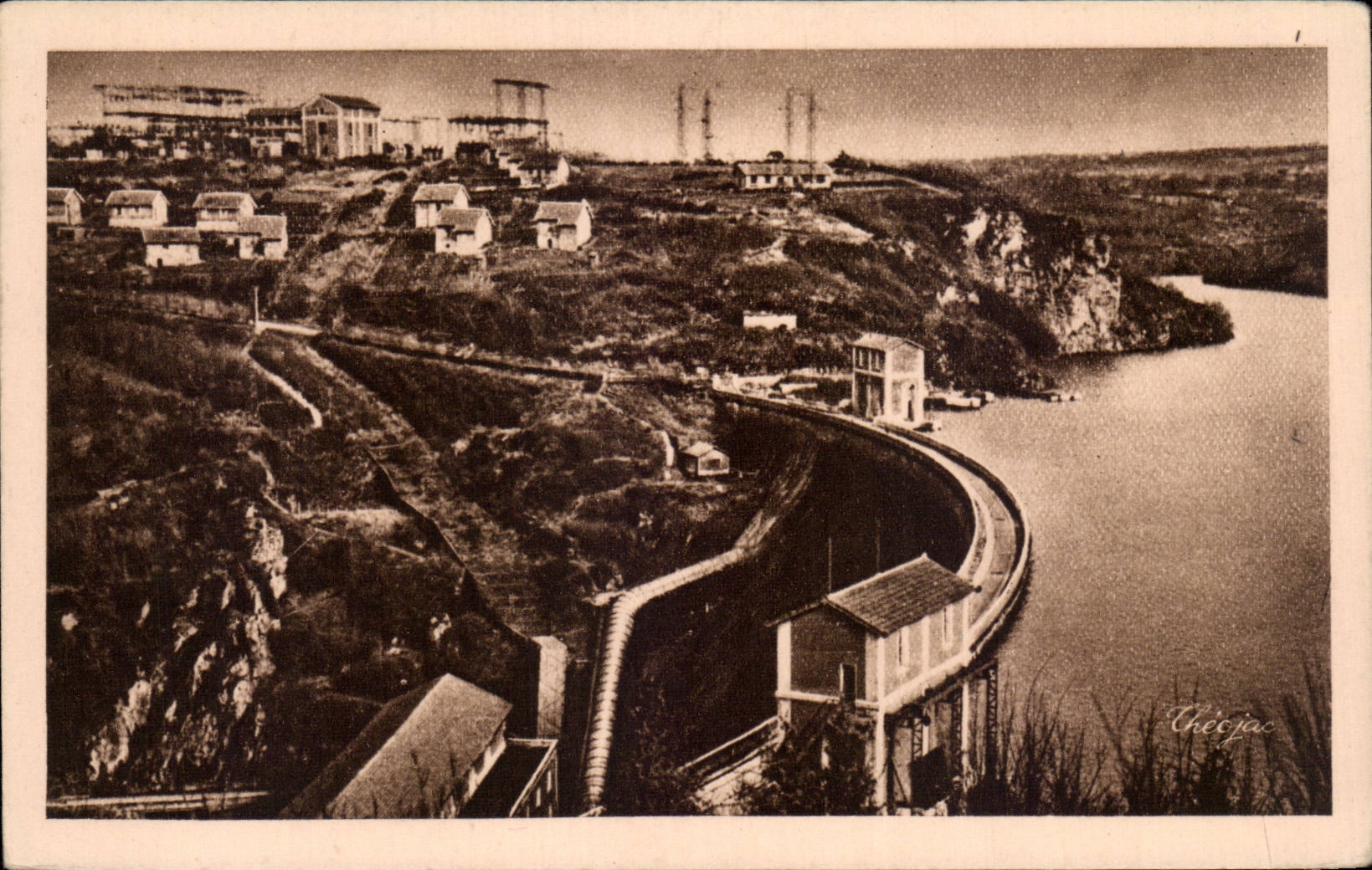Valle de CPA del hueco el Eguzon Le lake Dam de la detencion y de los transformadores