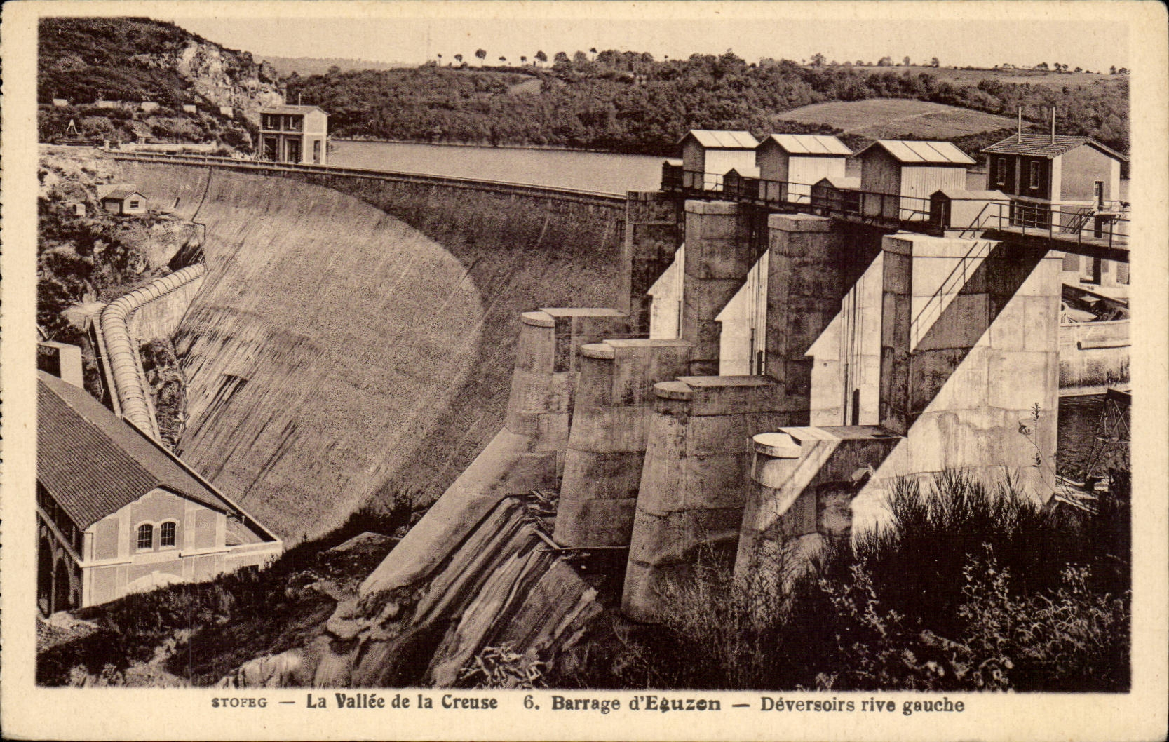 Valle de CPA del hueco el banco izquierdo de las descargas de Eguzon de la presa