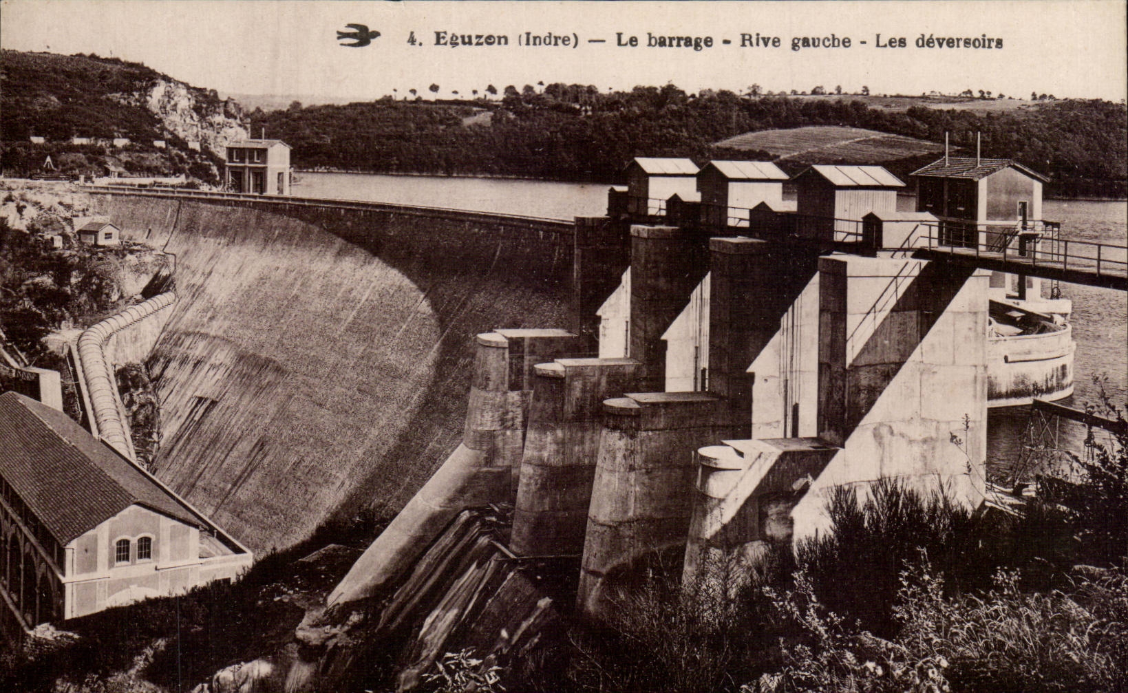 Valle de CPA del hueco el banco izquierdo de las descargas de Eguzon de la presa