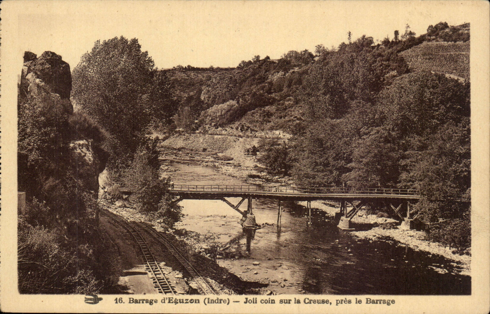 Valle de CPA del hueco la esquina bonita de Eguzon de la presa en el un cierre hueco la detencion