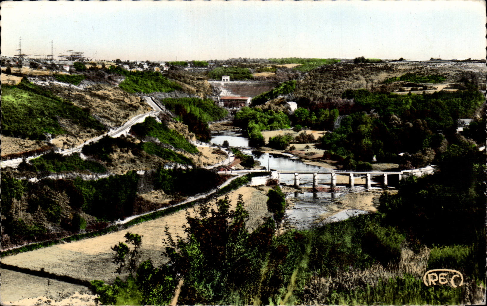 Valle de CPA del hueco el hueco con el puente de las pilas y de la presa Eguzon