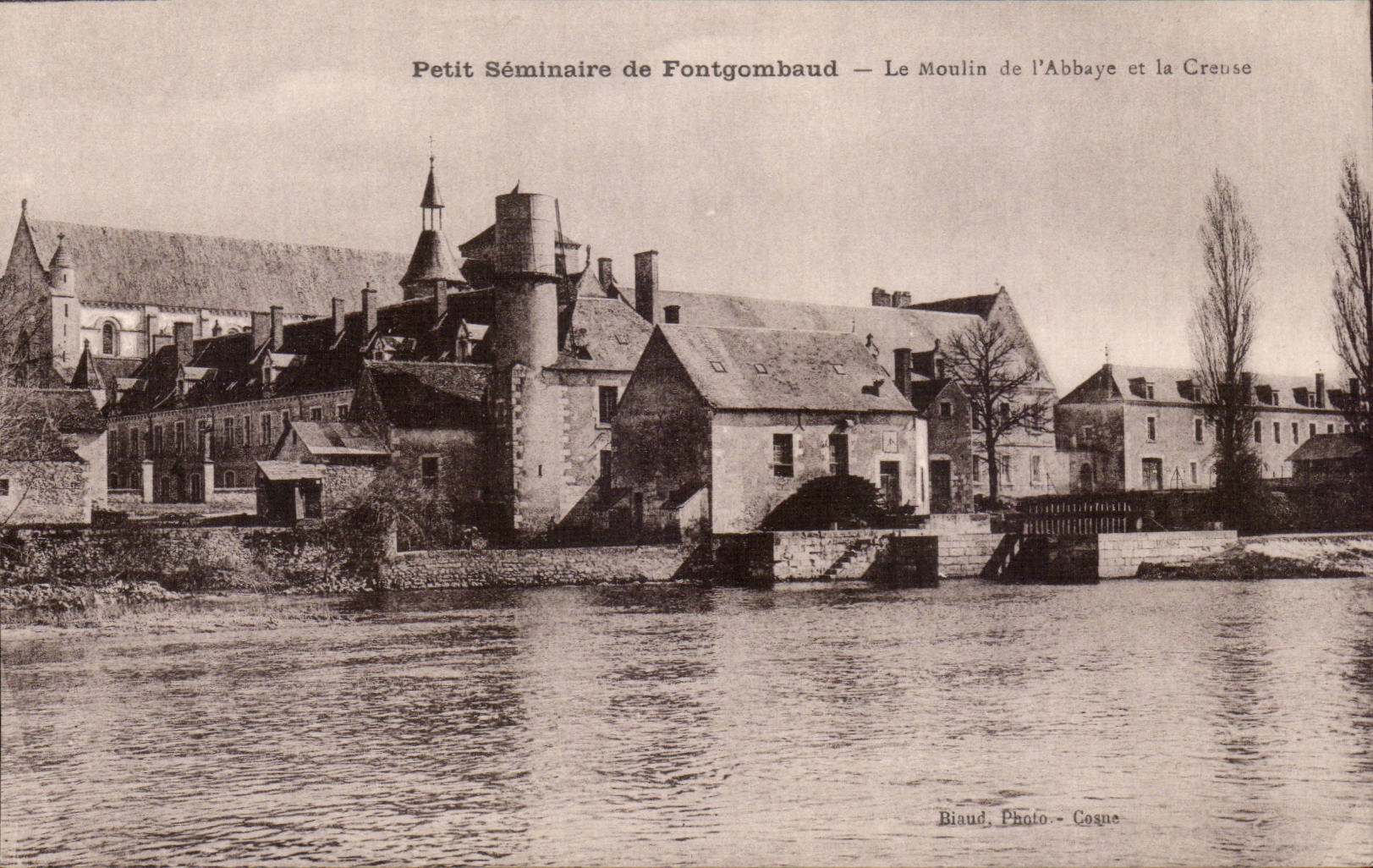 Pequeno seminario de CPA de Fontgombaud Le mill de la abadia y la hueco