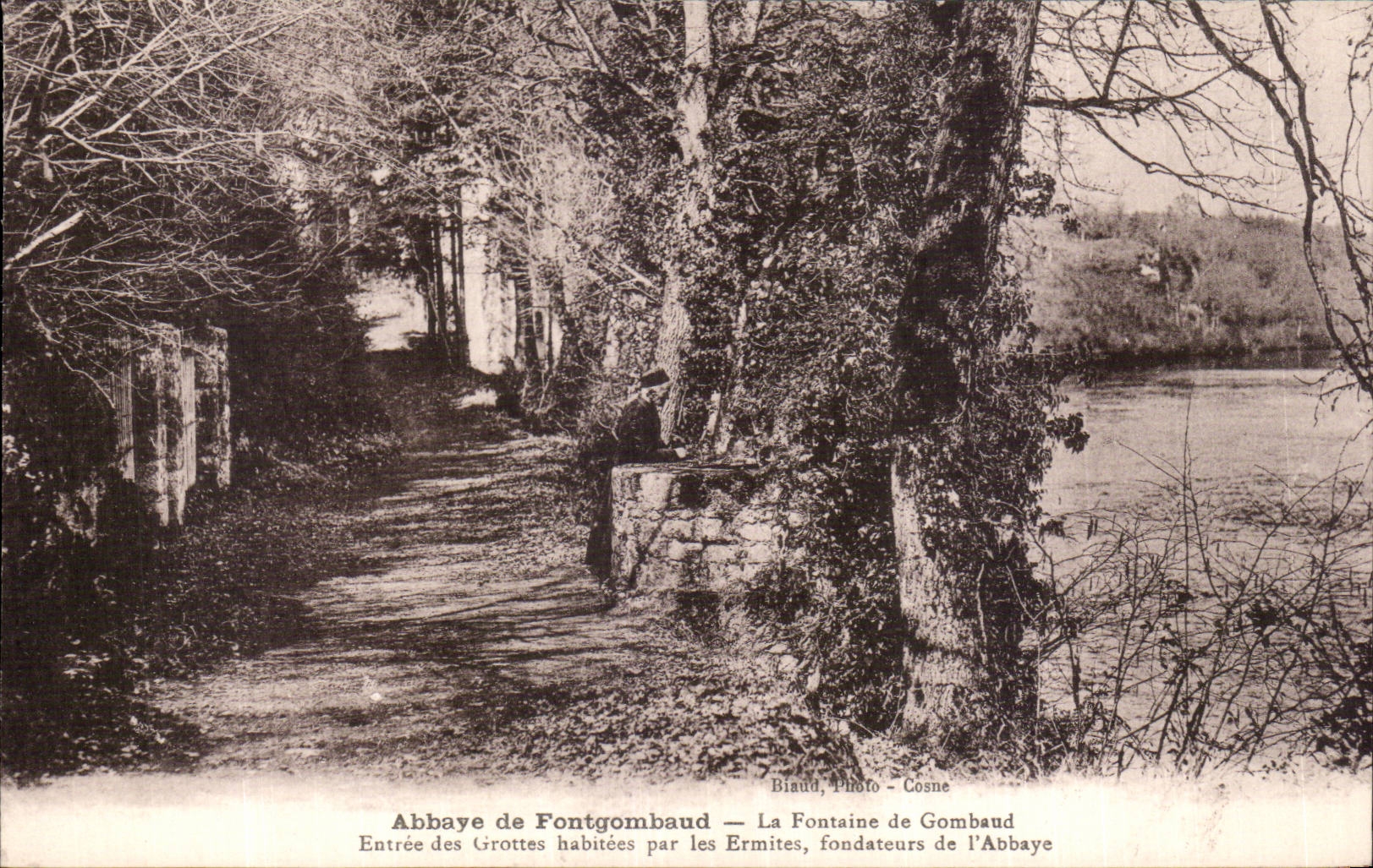 Abadia de CPA de Fontgombaud la fuente de la entrada de Gombaud de los habitees de las cuevas de los fundadores de los ermitanos de la abadia