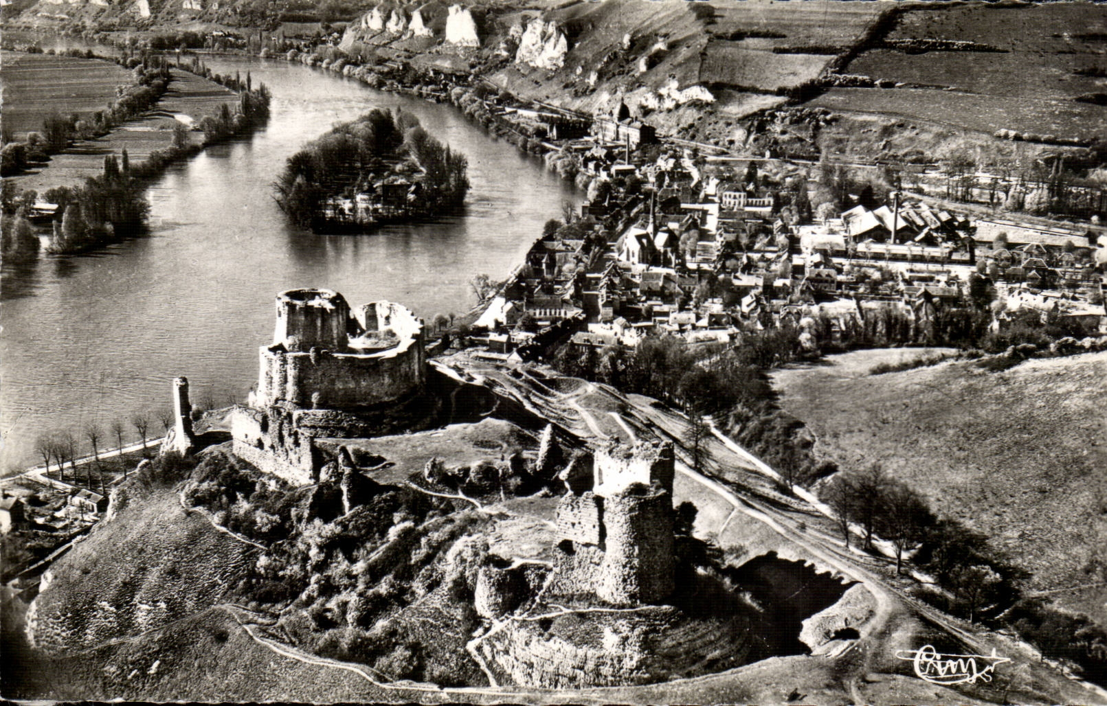 CPA Les Andelys Le chateau Gaillard Vue sur la Seine et ses falaises