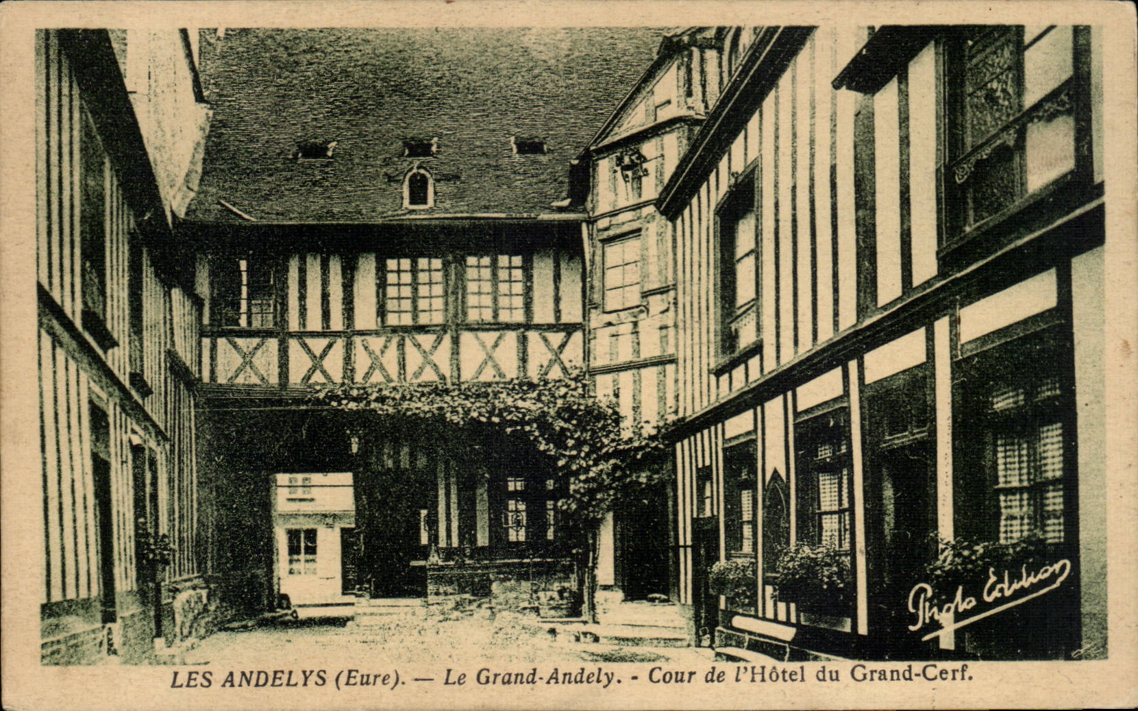 CPA Les Andelys Le grand Andely Cour de l'hotel du Grand Cerf