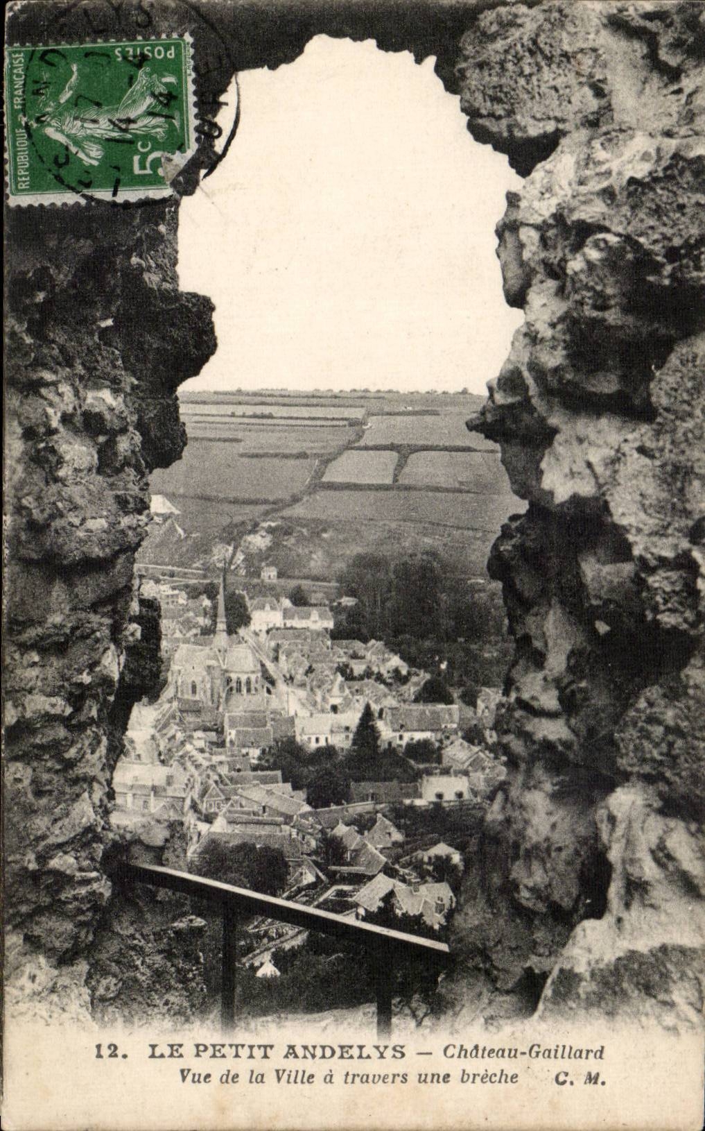 Pequena Andely vista fuerte del castillo de CPA Andelys Le de la ciudad a traves de una abertura