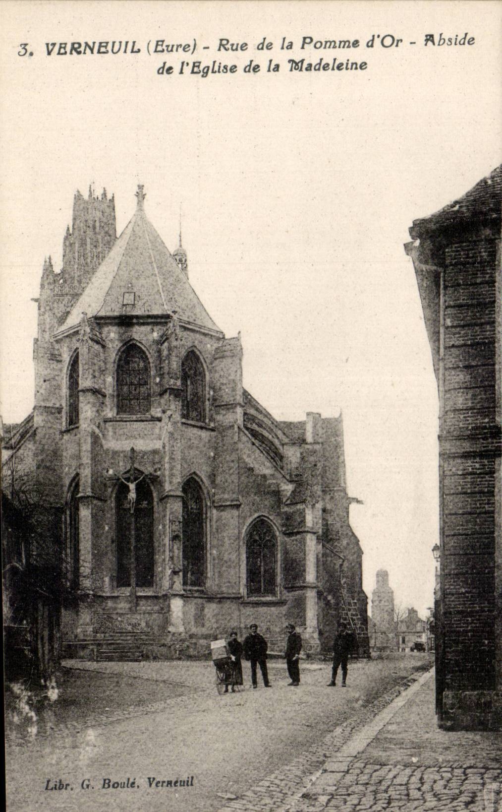 CPA Verneuil on Avre Street of gold Apse apple of the church of the Madeleine