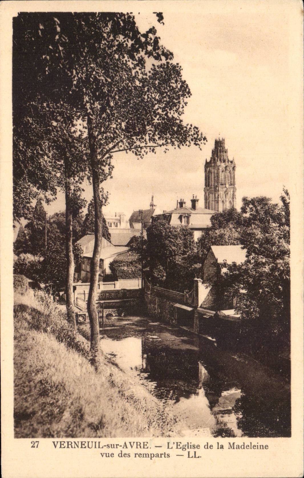 CPA Verneuil on Avre Church of the Madeleine Seen of the walls