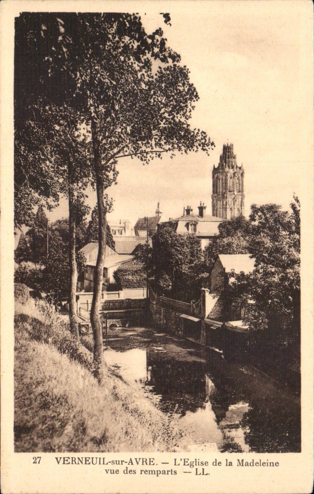 CPA Verneuil on Avre the church of the Madeleine Vued be walls