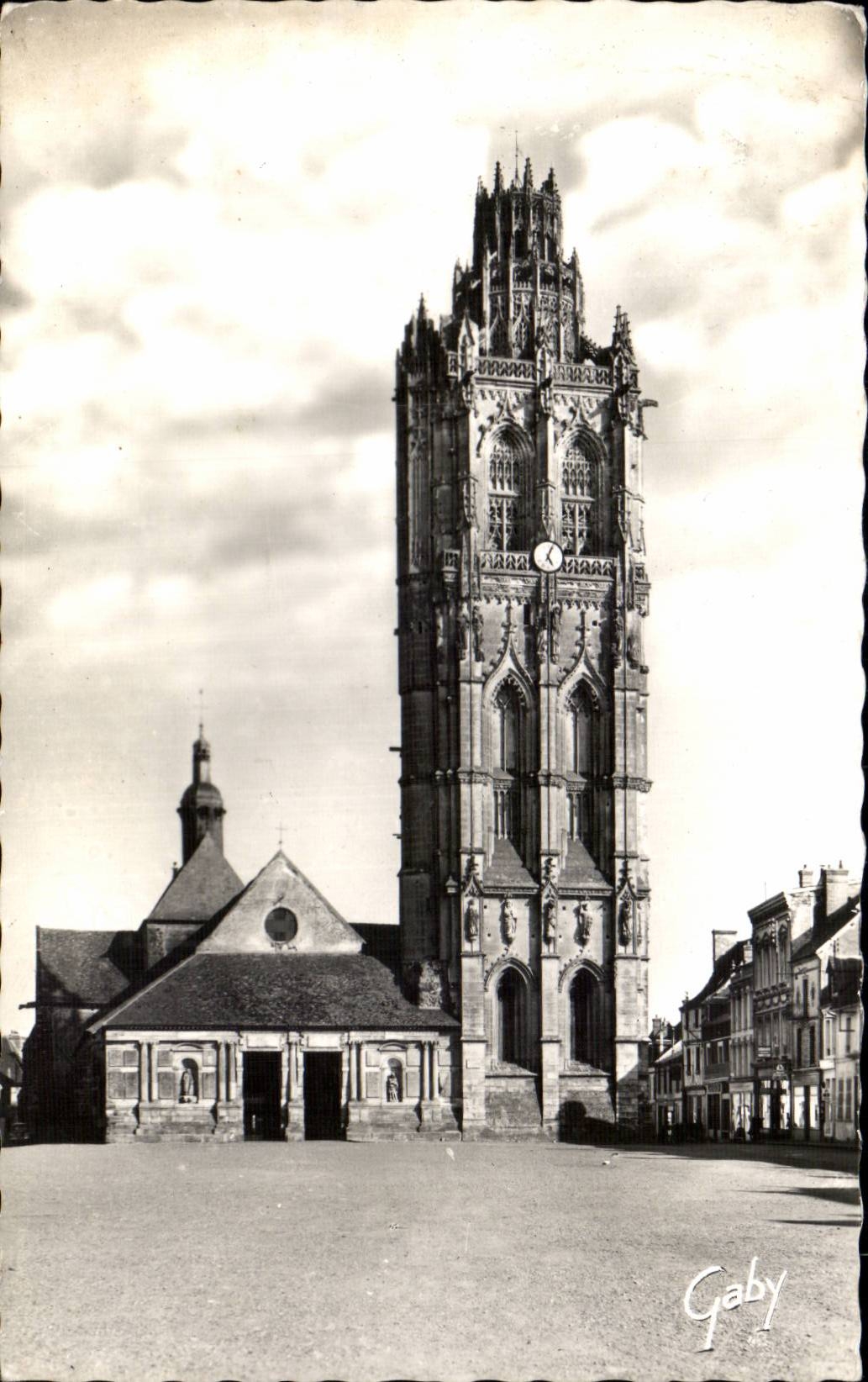 CPA Verneuil on Avre the Tower of the Madeleine blazing Style