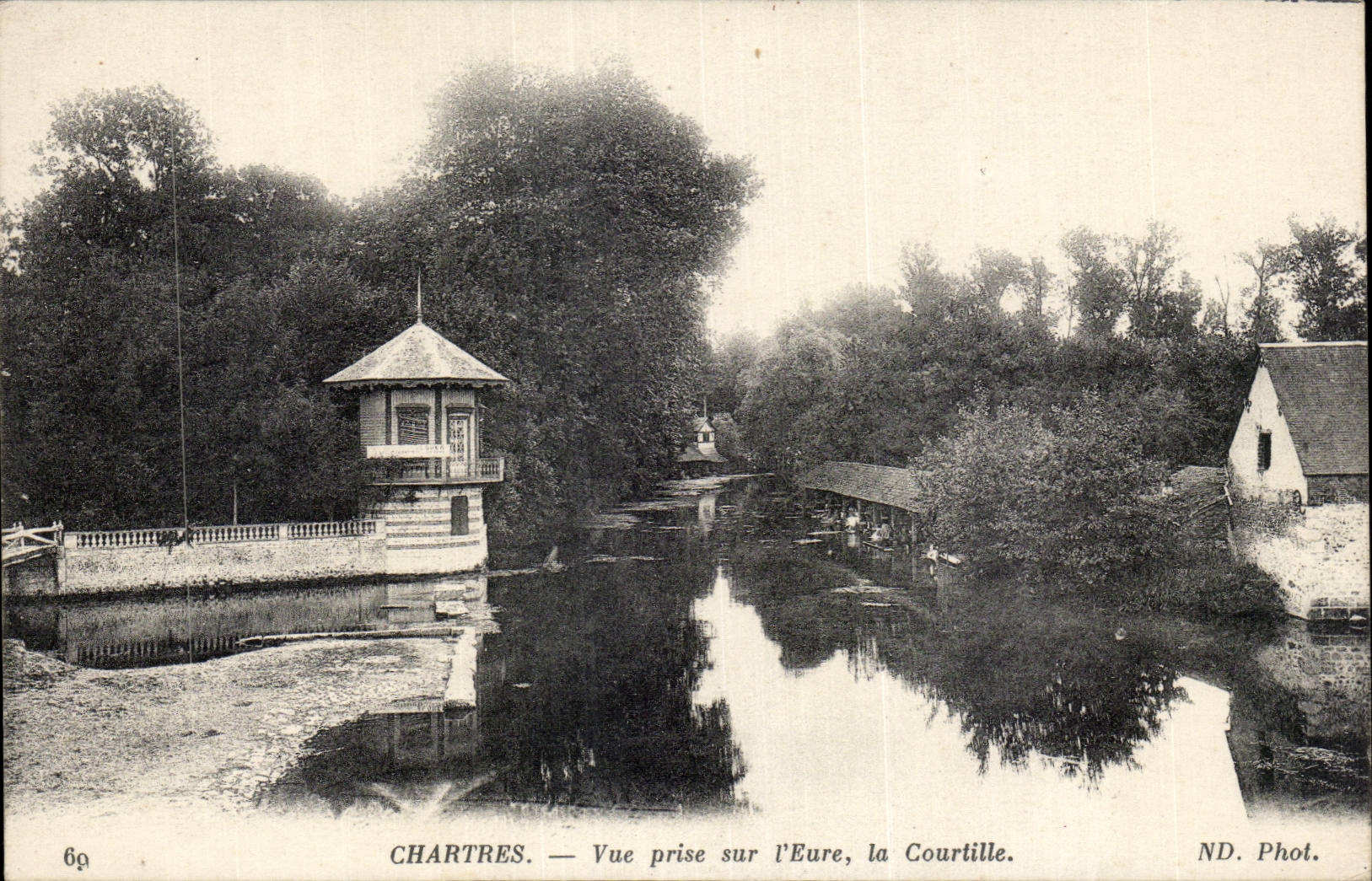 CPA Chartres Seen from on the Eure Courtille