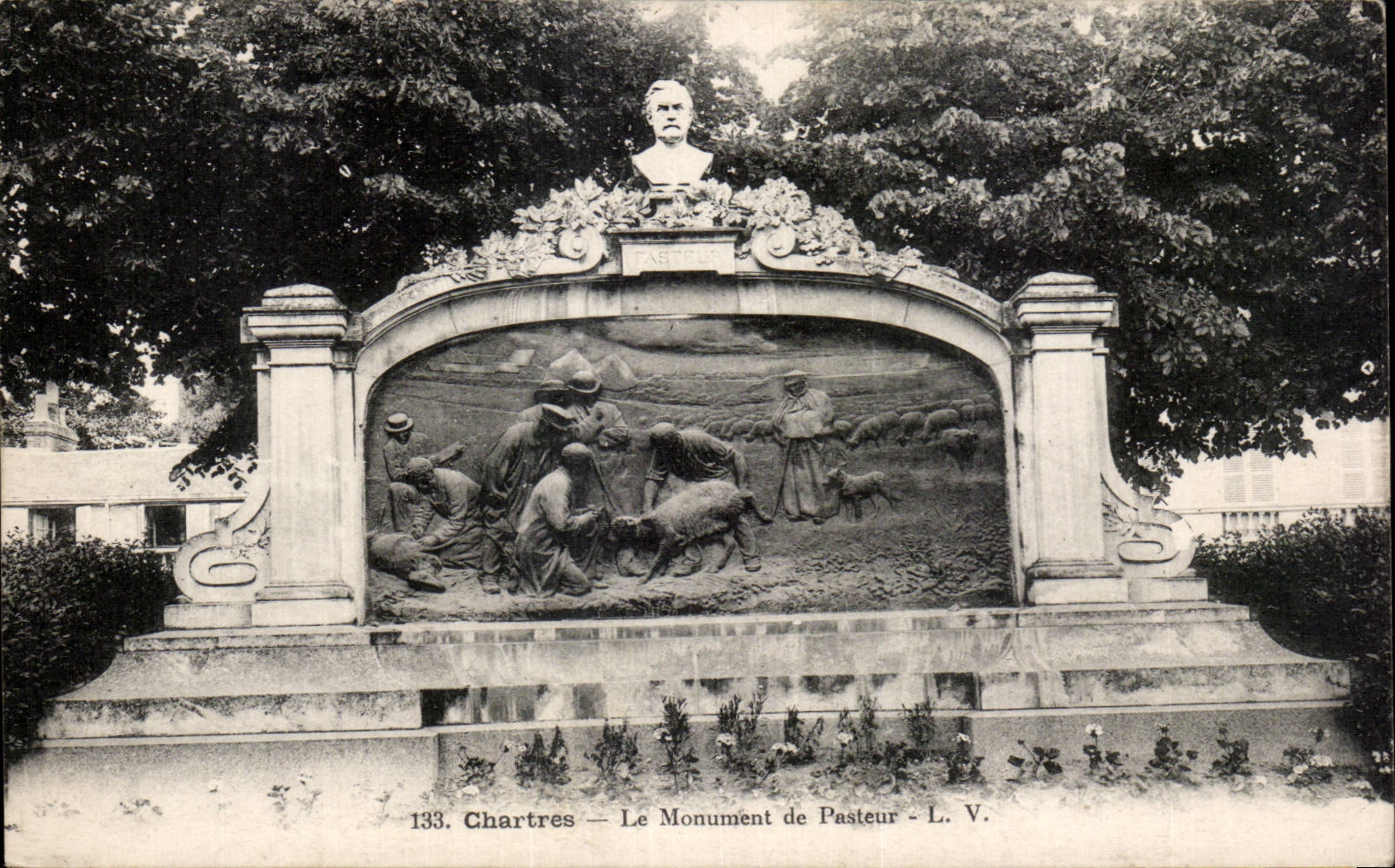 CPA Chartres Le monument of Pasteur
