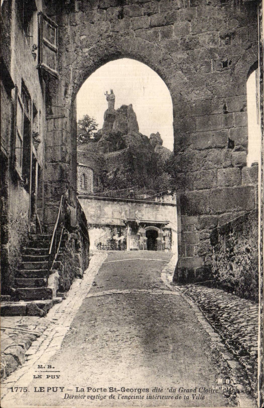 CPA Puy the door St Georges known as of the large cloister Last vestige of the interior enclosure of the city