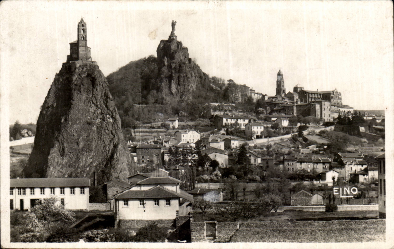 CPA Le Puy Les rochers St Michel et Corneille et la cathedrale