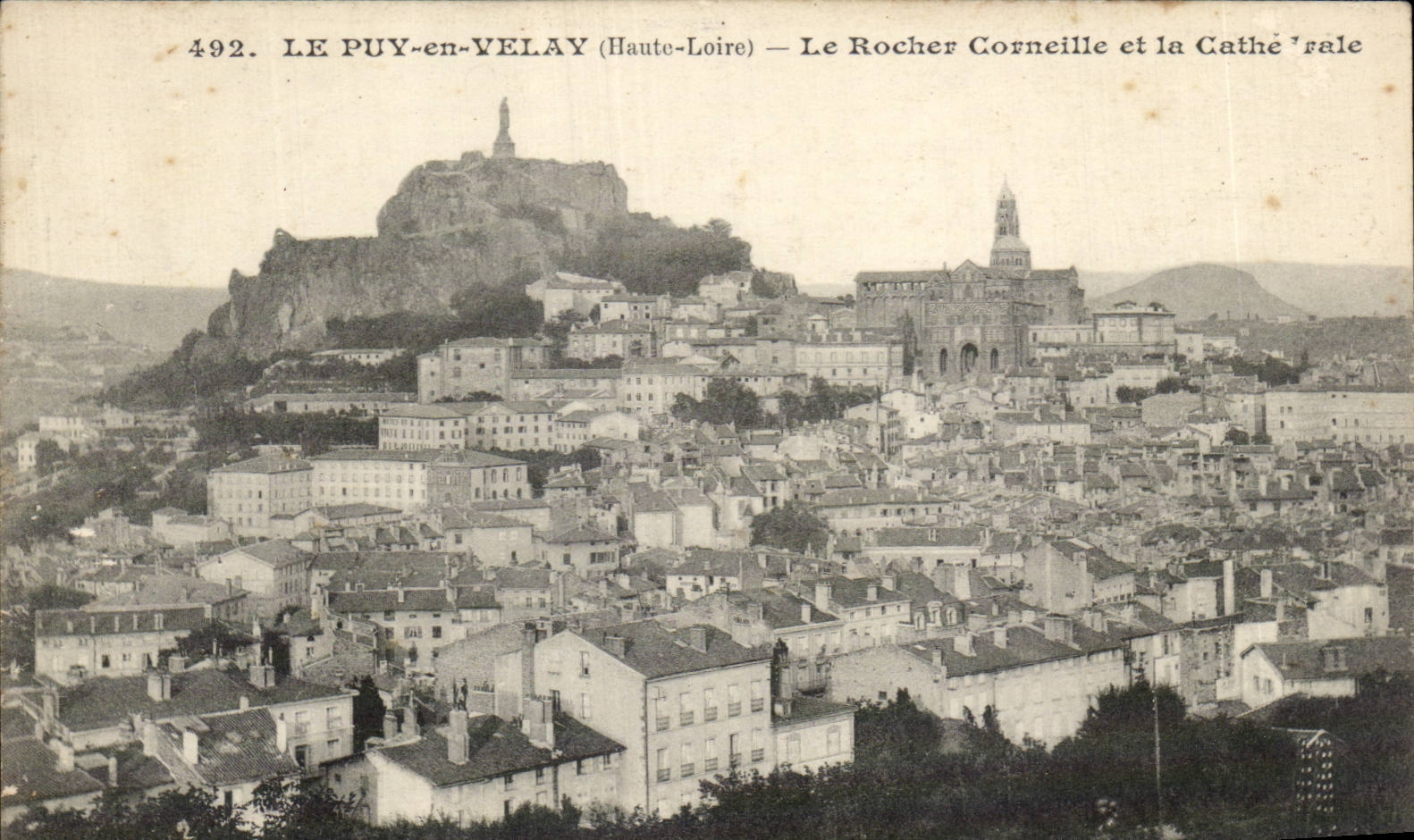 CPA Le Puy en Velay Le rocher Corneille et la cathedrale