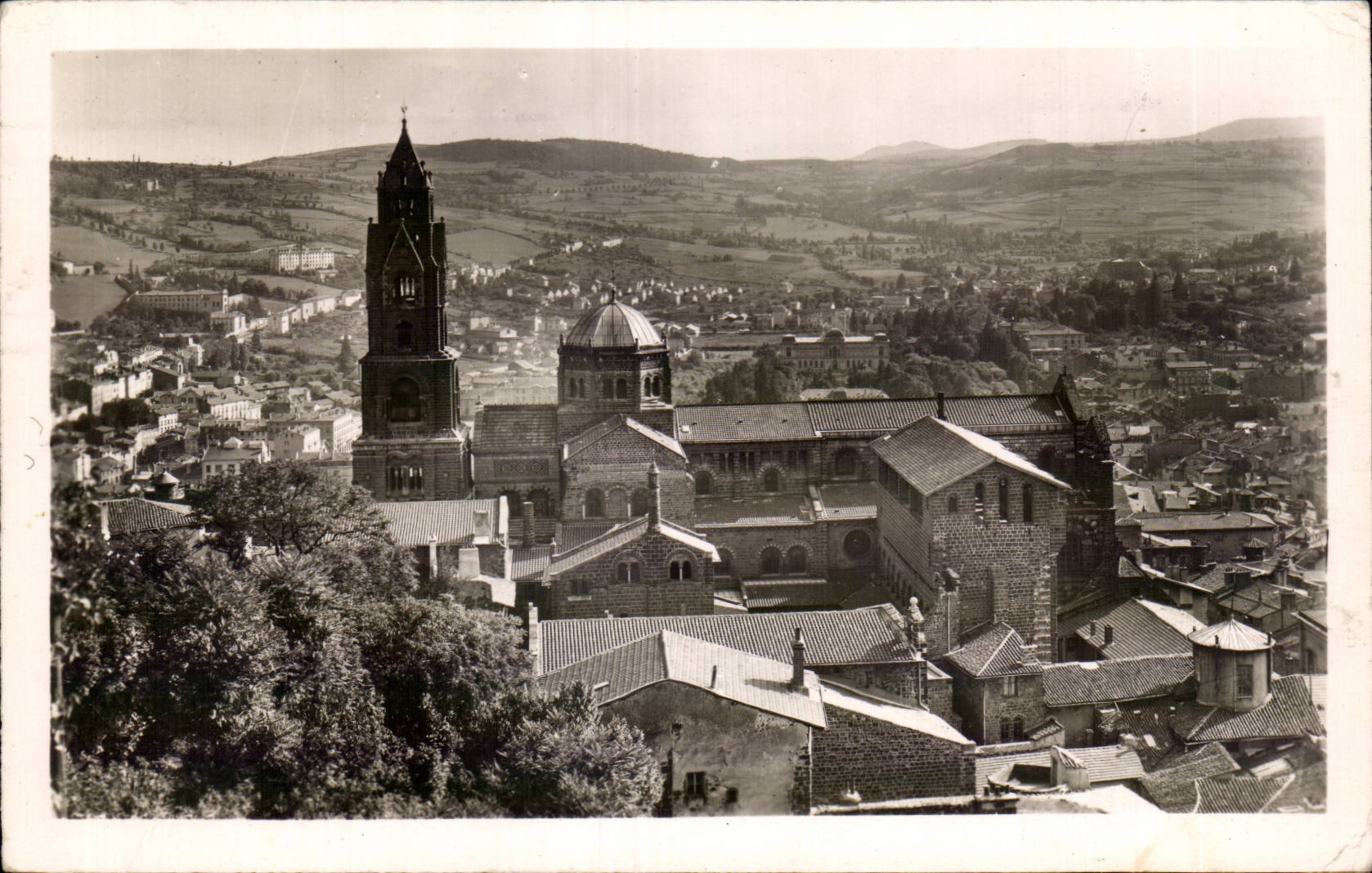CPA Le Puy La cathedrale et vue generale