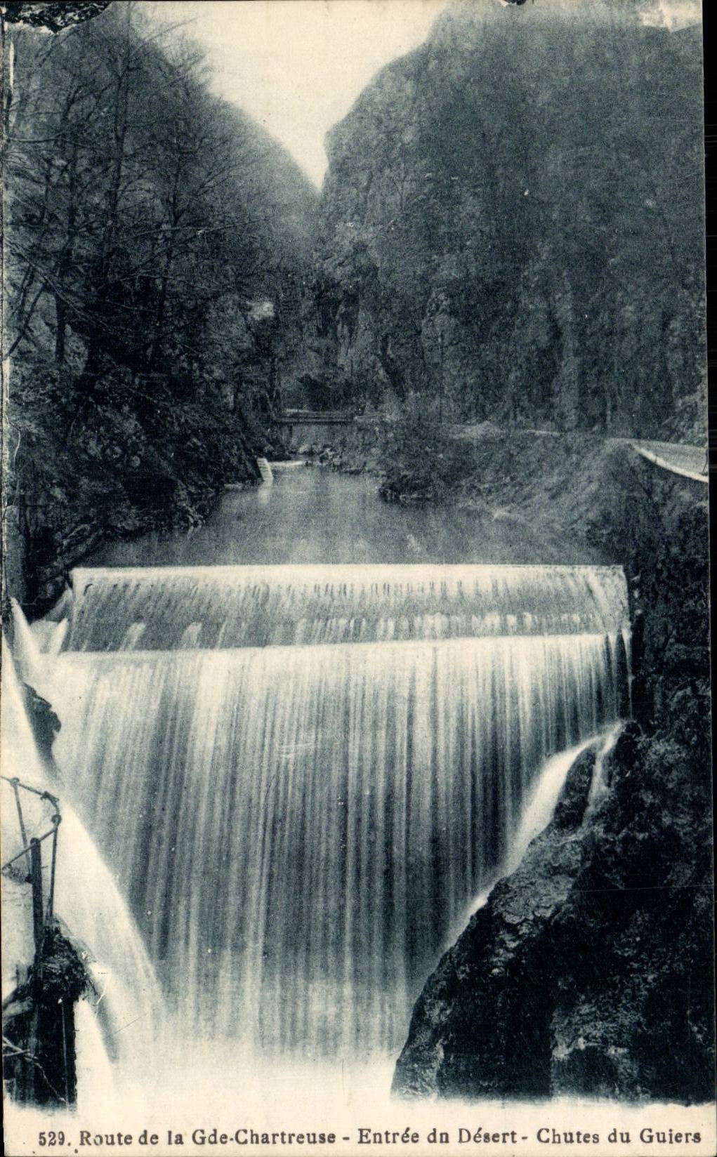 Camino de CPA de la entrada chartreuse grande de las caidas del desierto de Guiers
