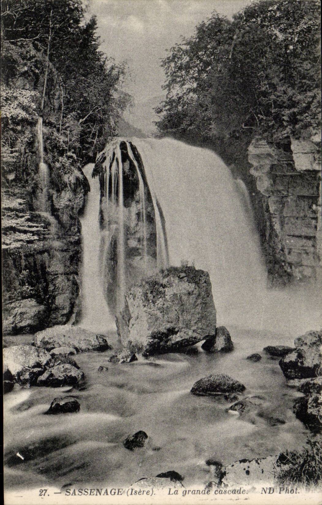CPA Sassenage the large cascade With the back: Annual festival Places town hall Paris February 1911 Little running