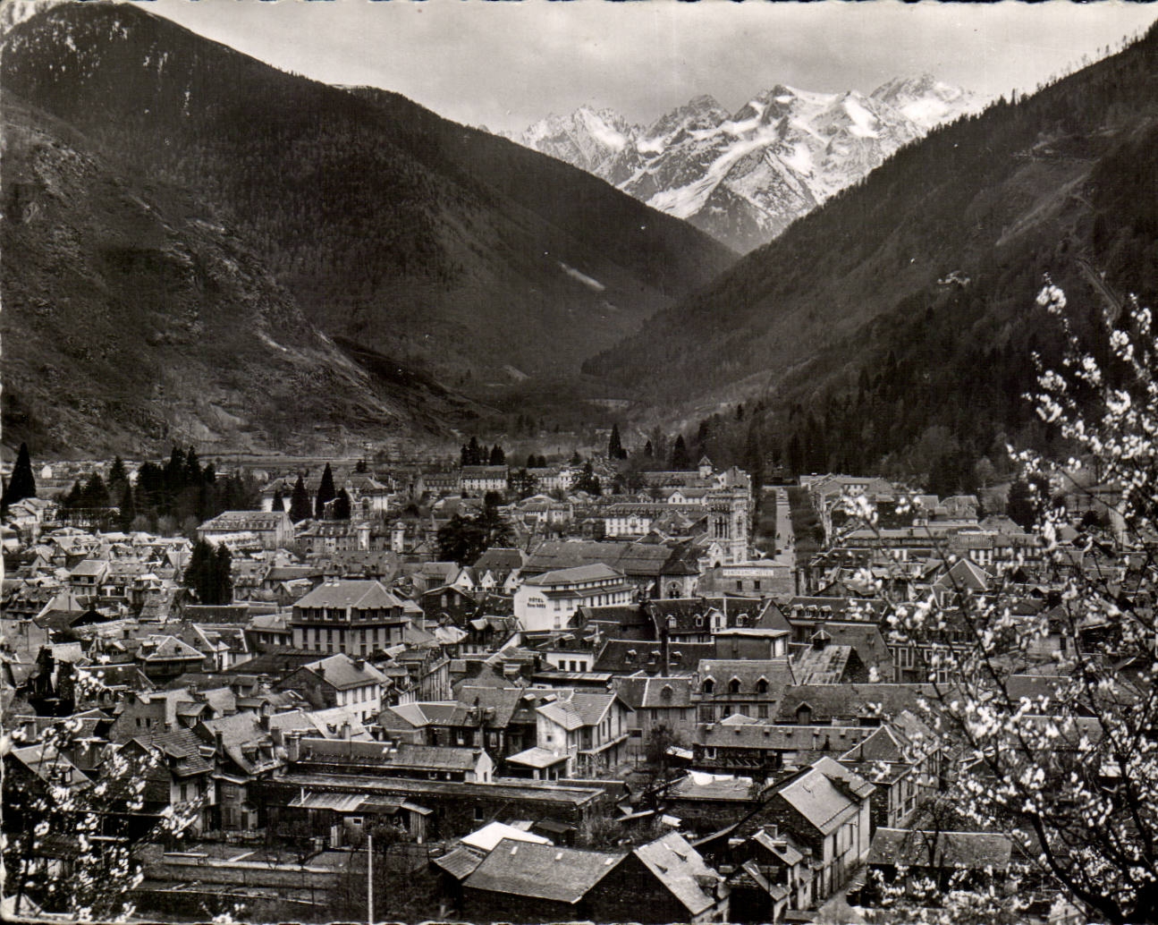 Luchon it Queen of the Pyrenees - CPA