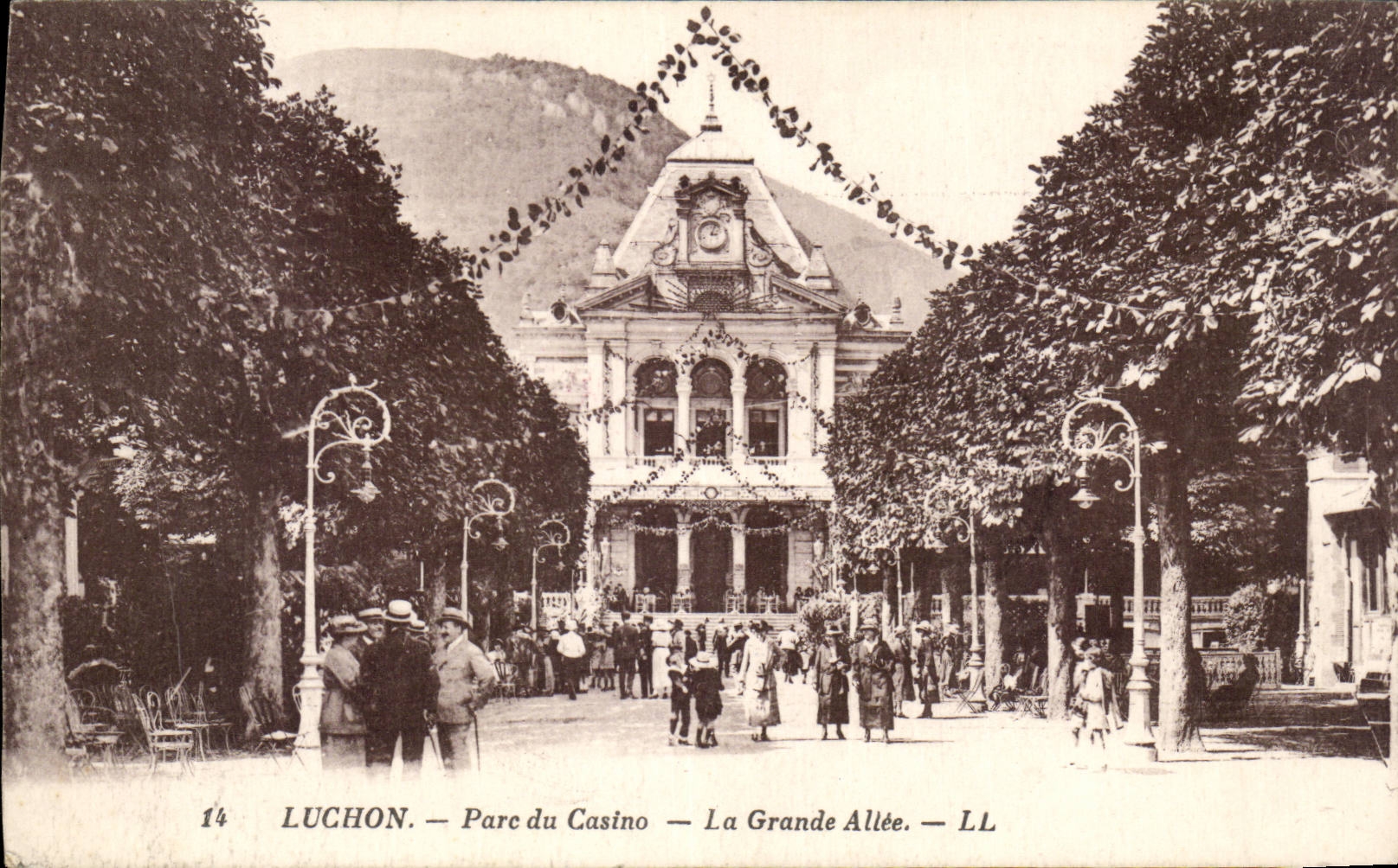 Luchon - Park of the Casino - CPA