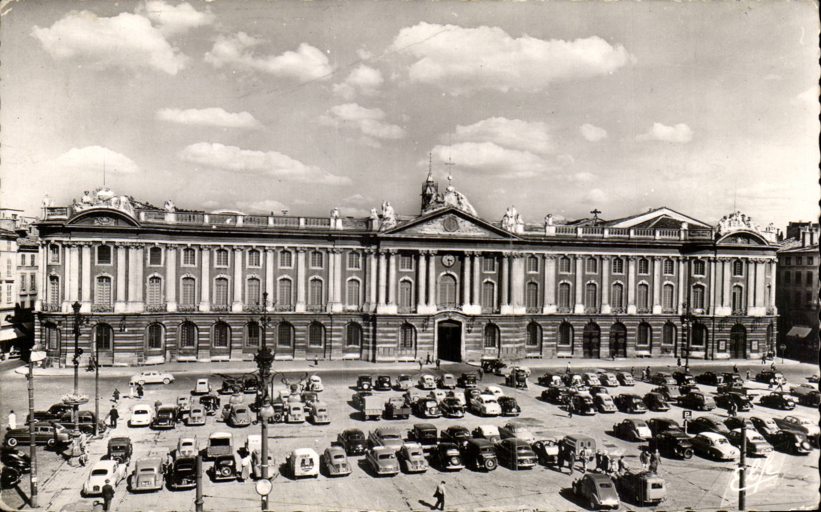 CPA Toulouse La villa rose Facade du Capitole et la place Hotel de ville