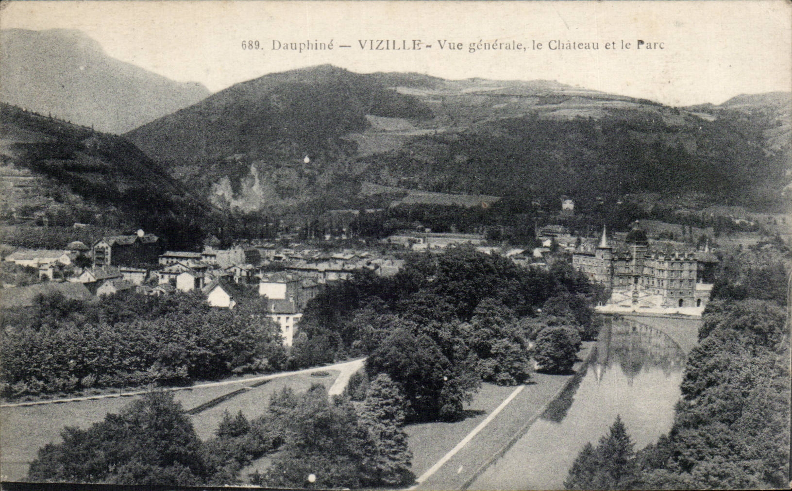 CPA Vizille View the castle and the park