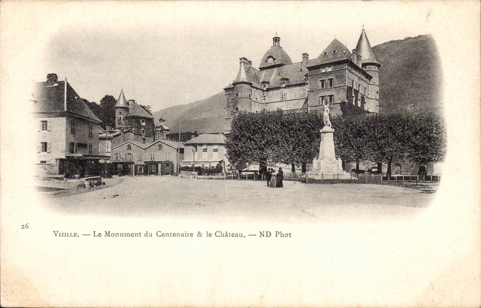 CPA Vizille Le monument of the centenary and the castle