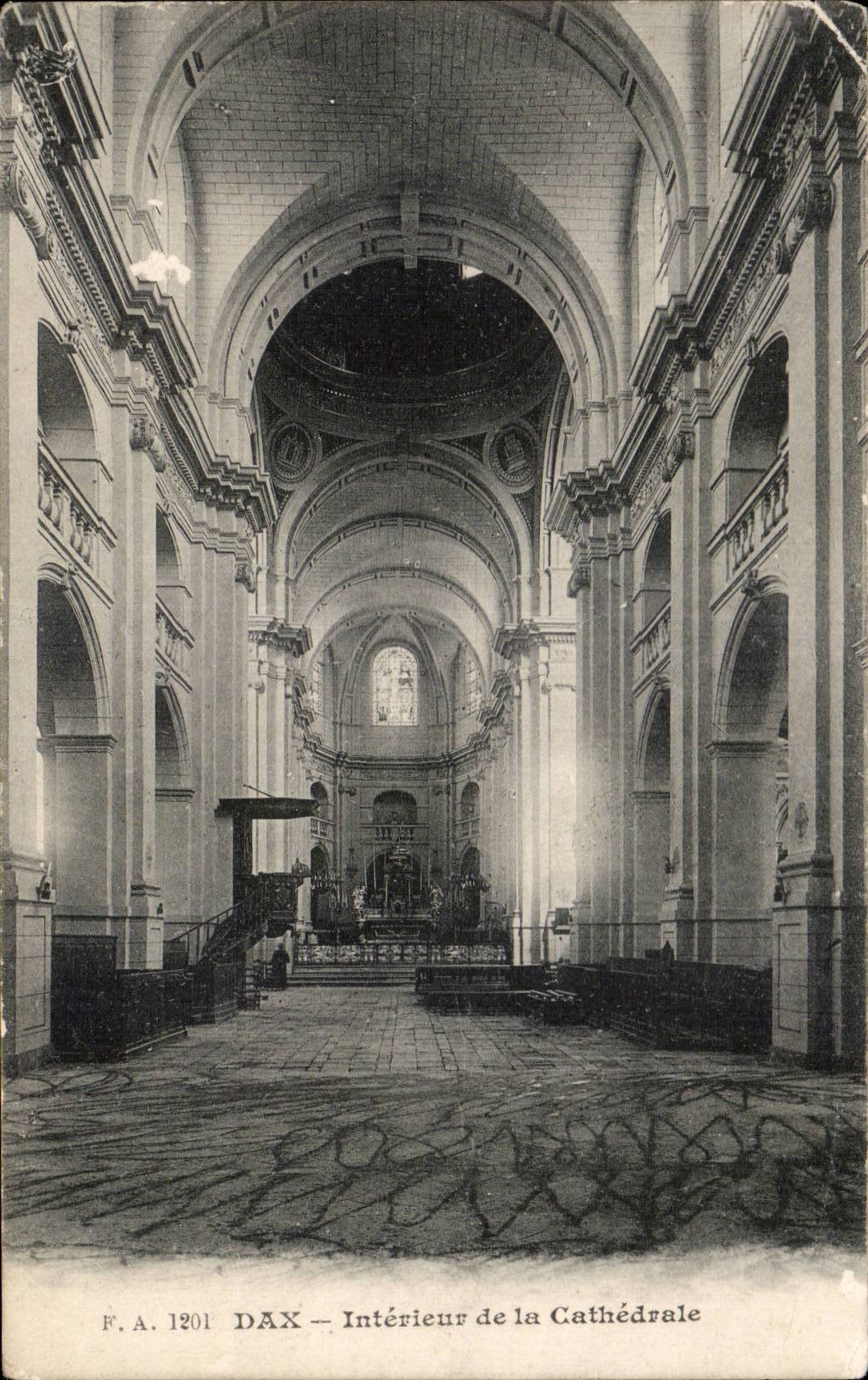 Dax - Interieur de la Cathedrale - CPA 
