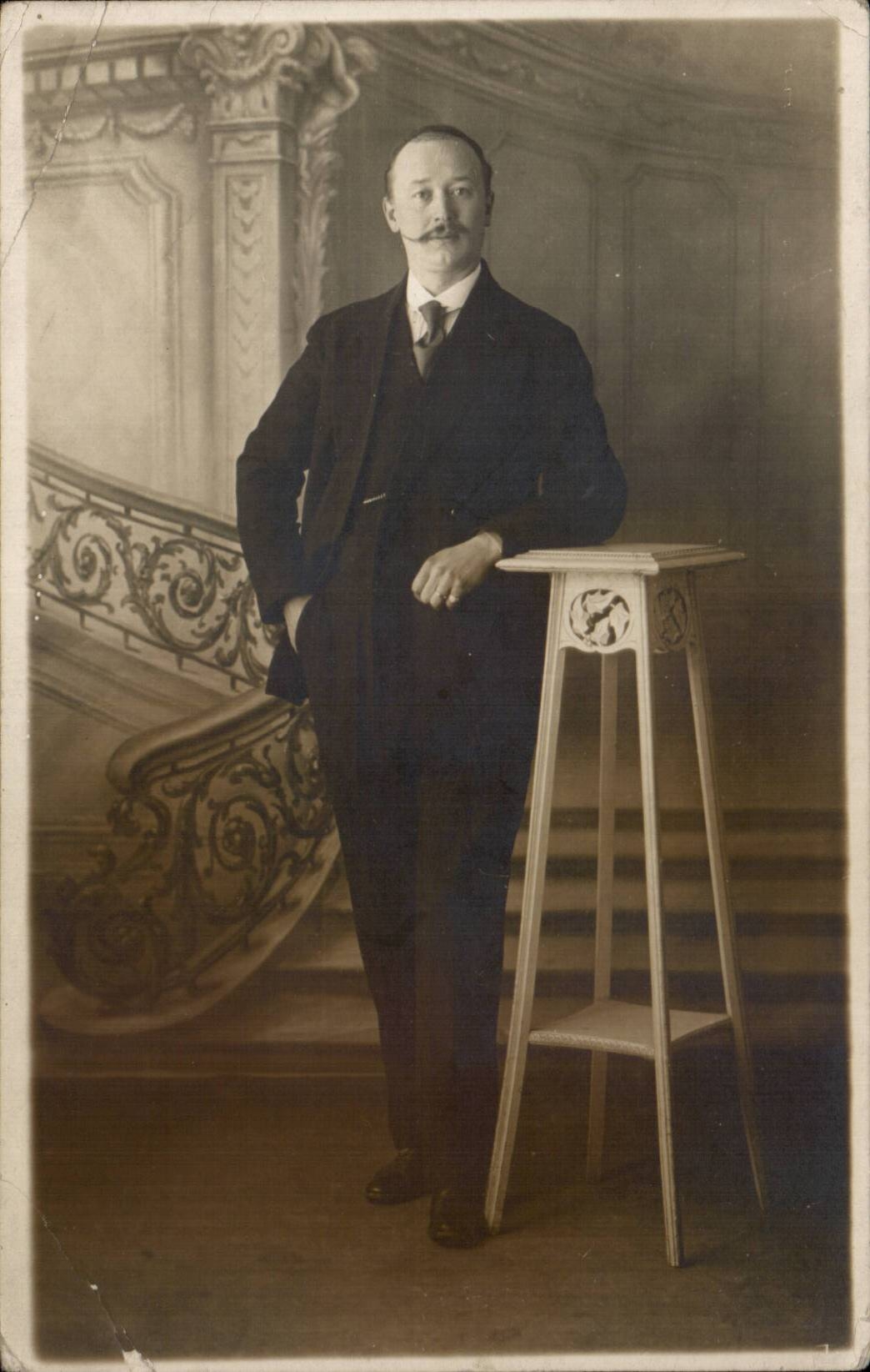 Real photo Fantasy - Men - man in noble setting - CPA