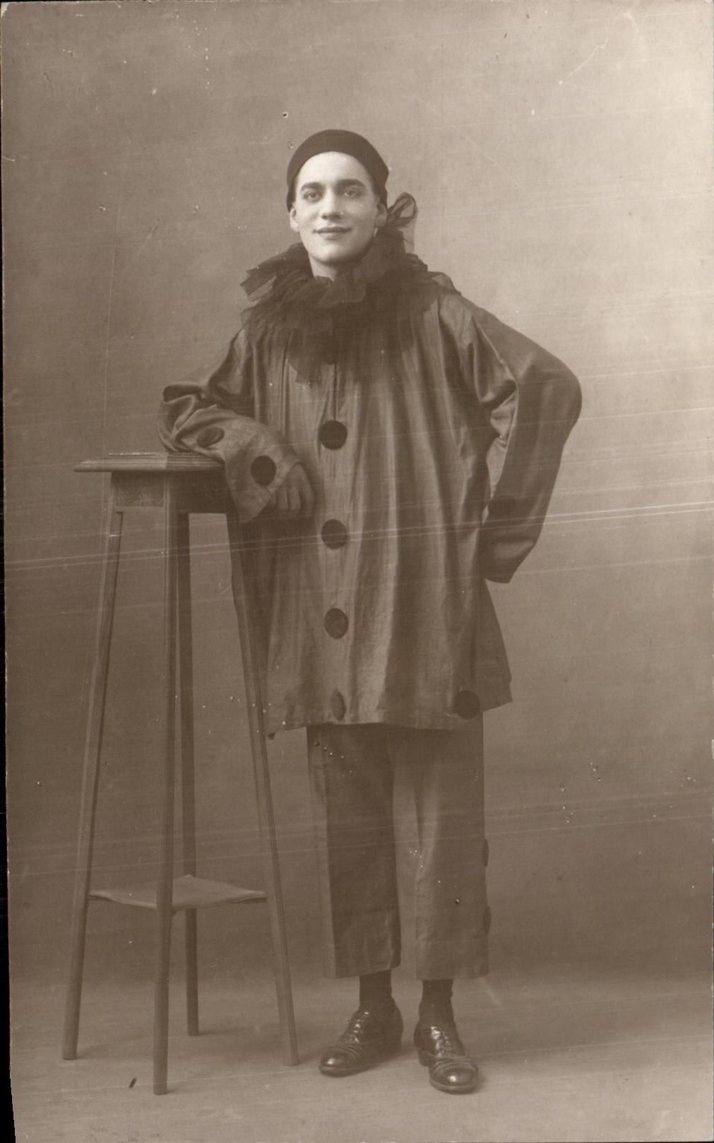 Fantasy - Men - handsome Young man in clown costume Pierrot Clown - CPA