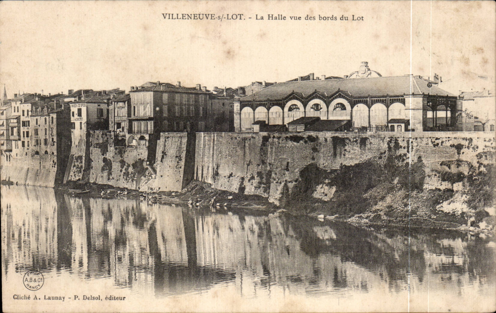 CPA Villeneuve sur Lot La halle vue des bords du Loiret 