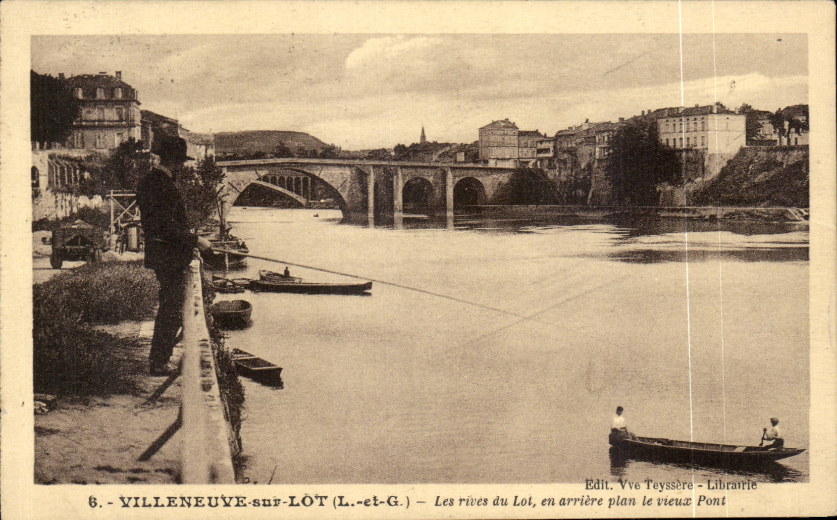 CPA Villeneuve sur Lot Les rives du Lot en arriere plan le vieux pont 
