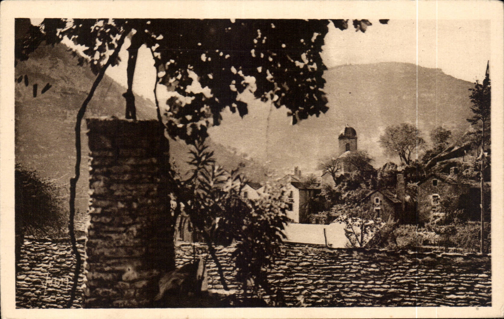 CPA Falls of the Tarn Malene Situee with the foot of the rock of the Bar