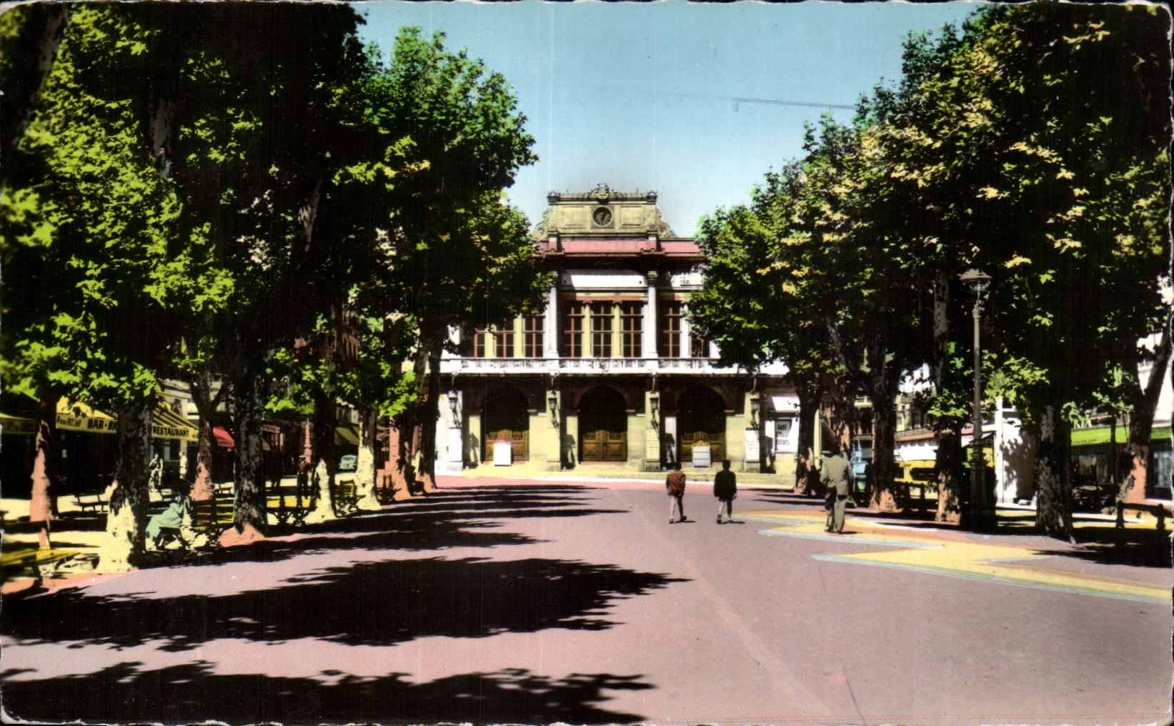 CPA Beziers the Riquet avenue and the theater