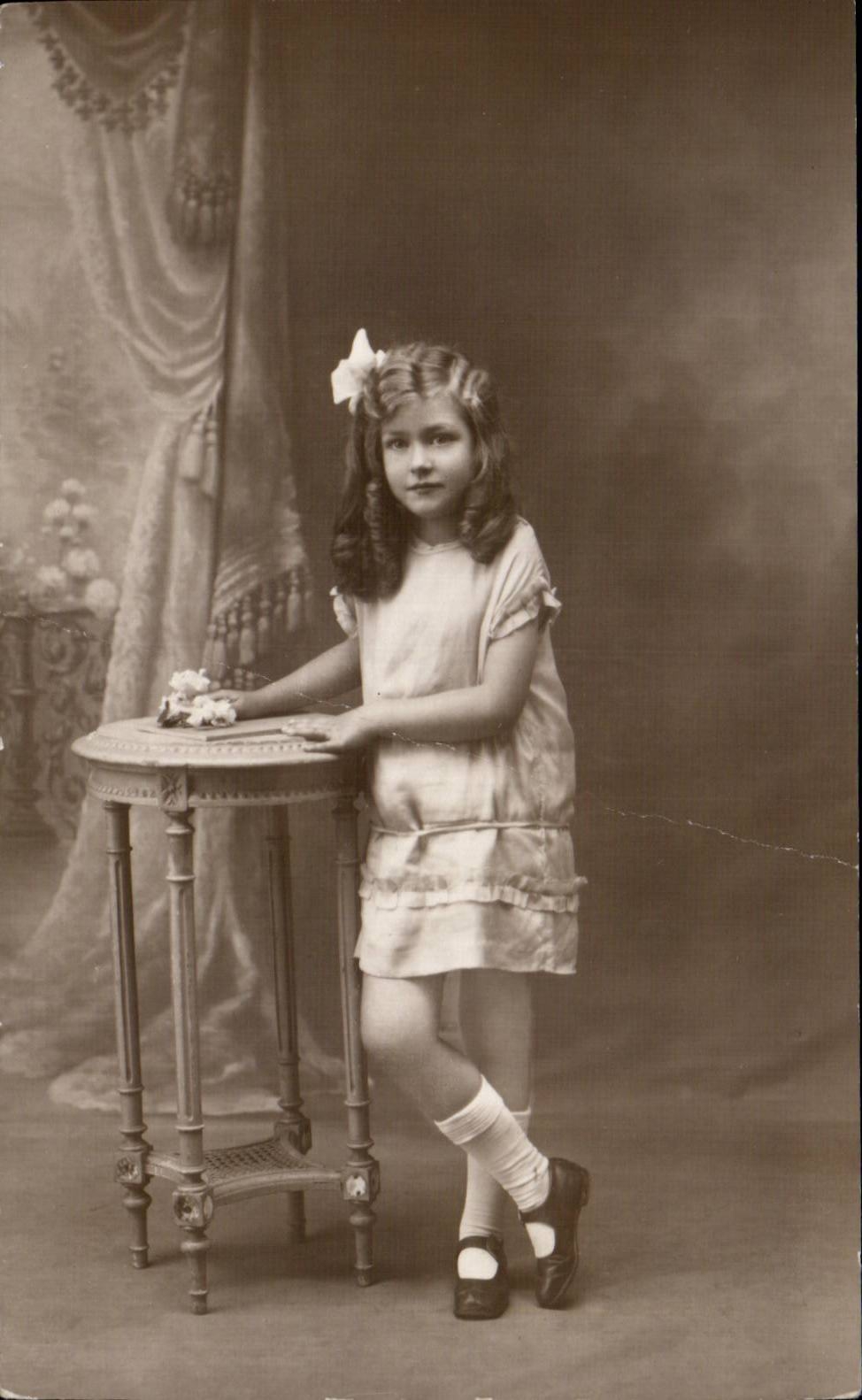 Traje verdadero del folklore de la muchacha del nino de la foto