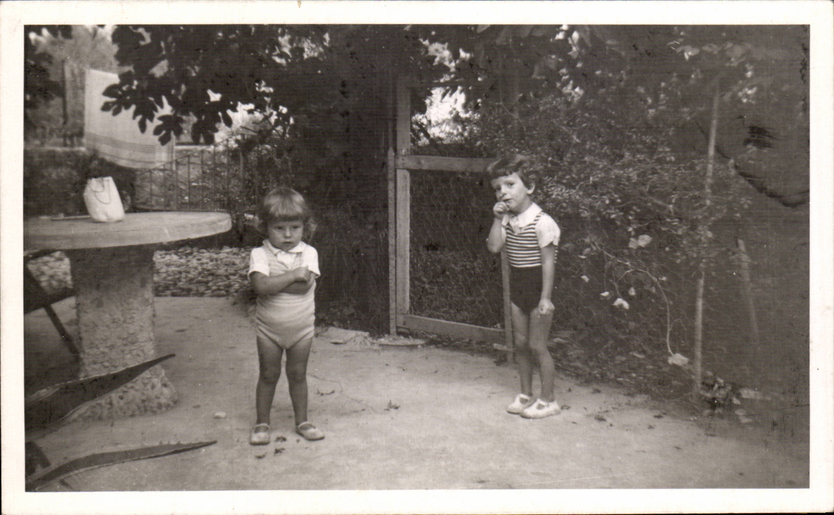 Traje verdadero del folklore de los ninos de la foto